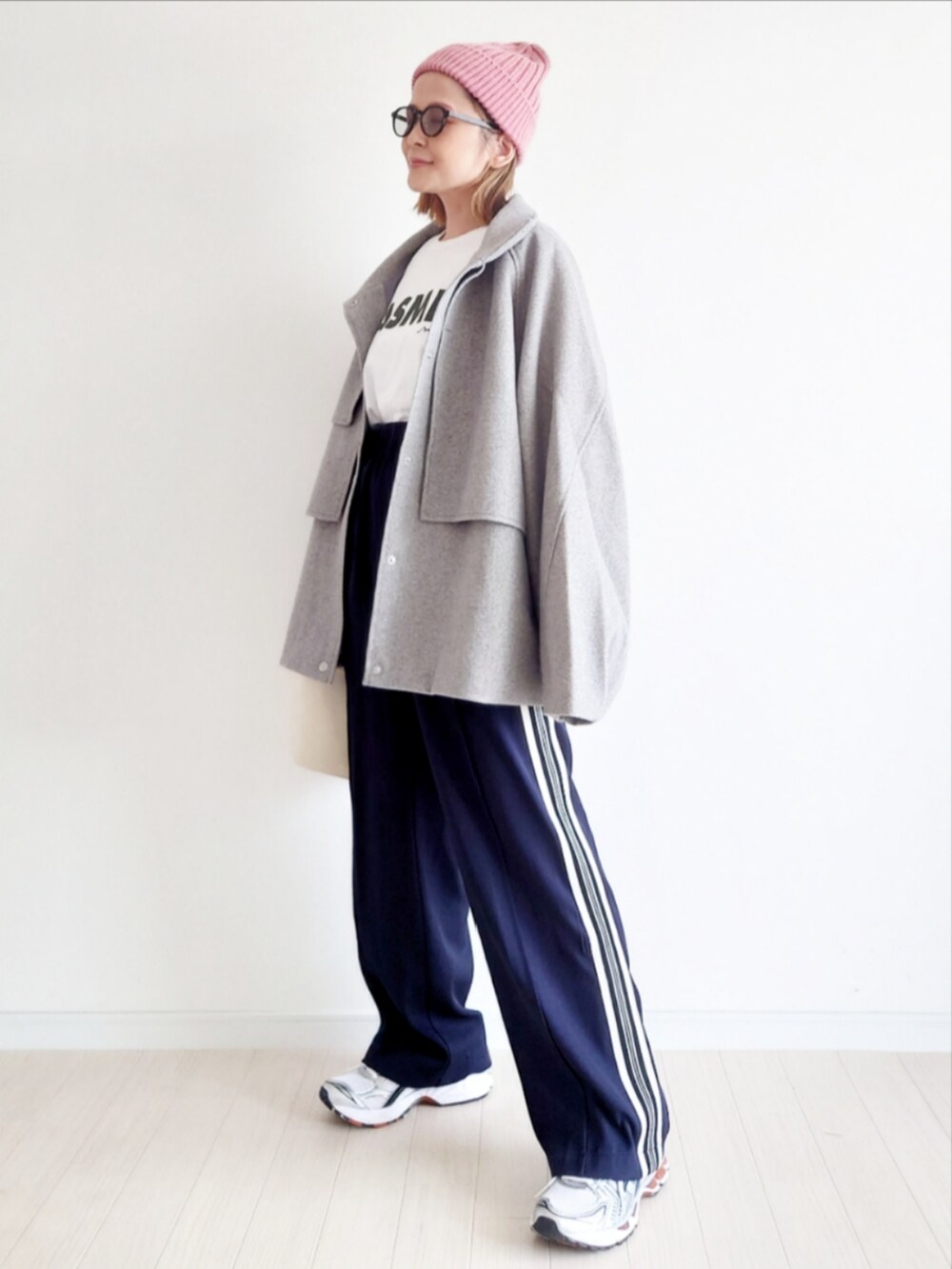 グレー系のその他アウター、ブルー系のその他パンツ、ホワイト系のTシャツ/カットソーを着用したレディースの秋コーディネートの3枚目の写真