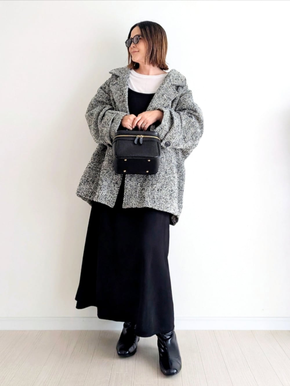 その他のピーコート、ホワイト系のTシャツ/カットソー、ブラック系のワンピースを着用したレディースの秋コーディネートの2枚目の写真