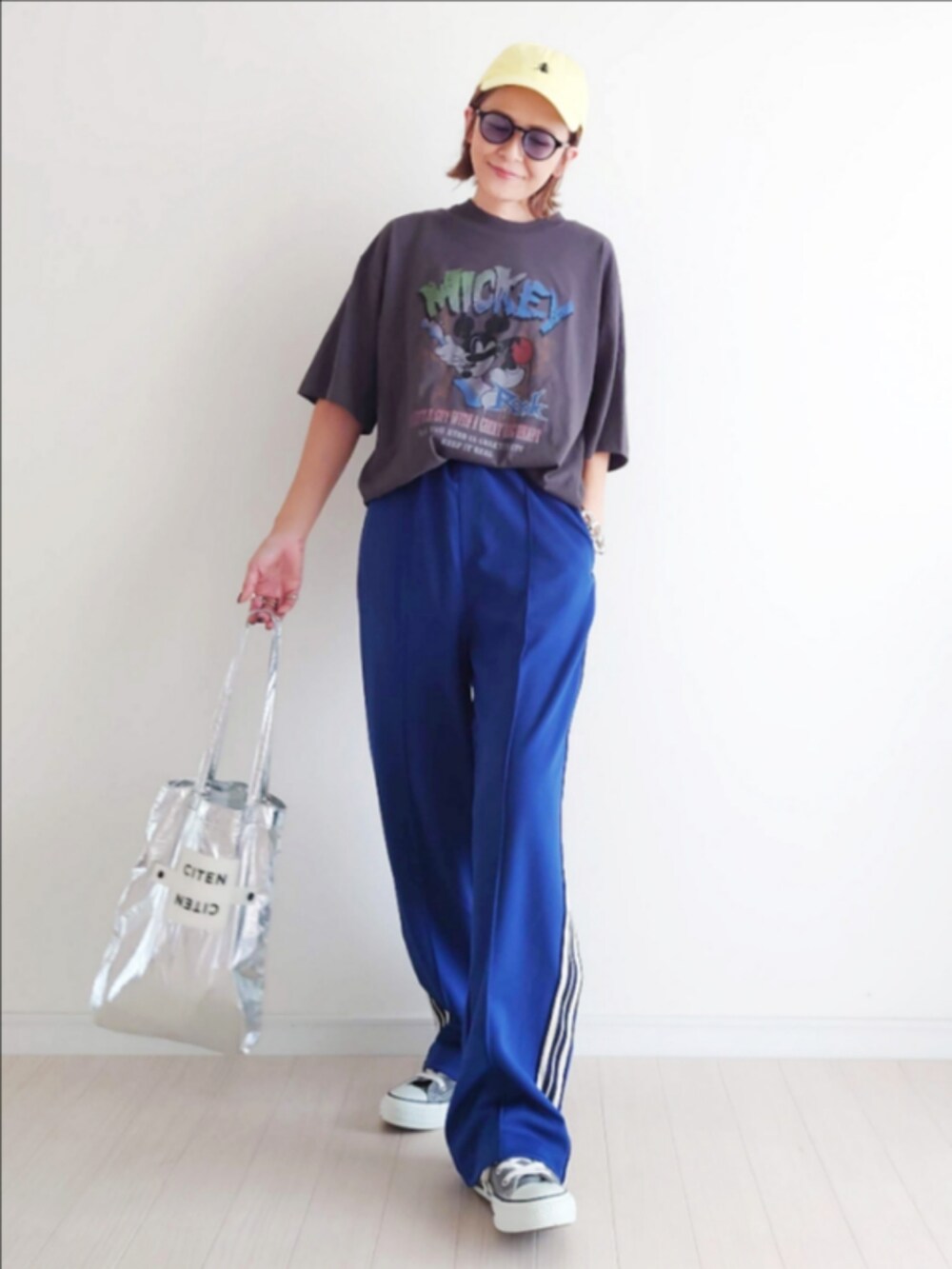 ブルー系のスウェットパンツ、グレー系のTシャツ/カットソー、グレー系のスニーカーを着用したレディースの夏コーディネートの2枚目の写真