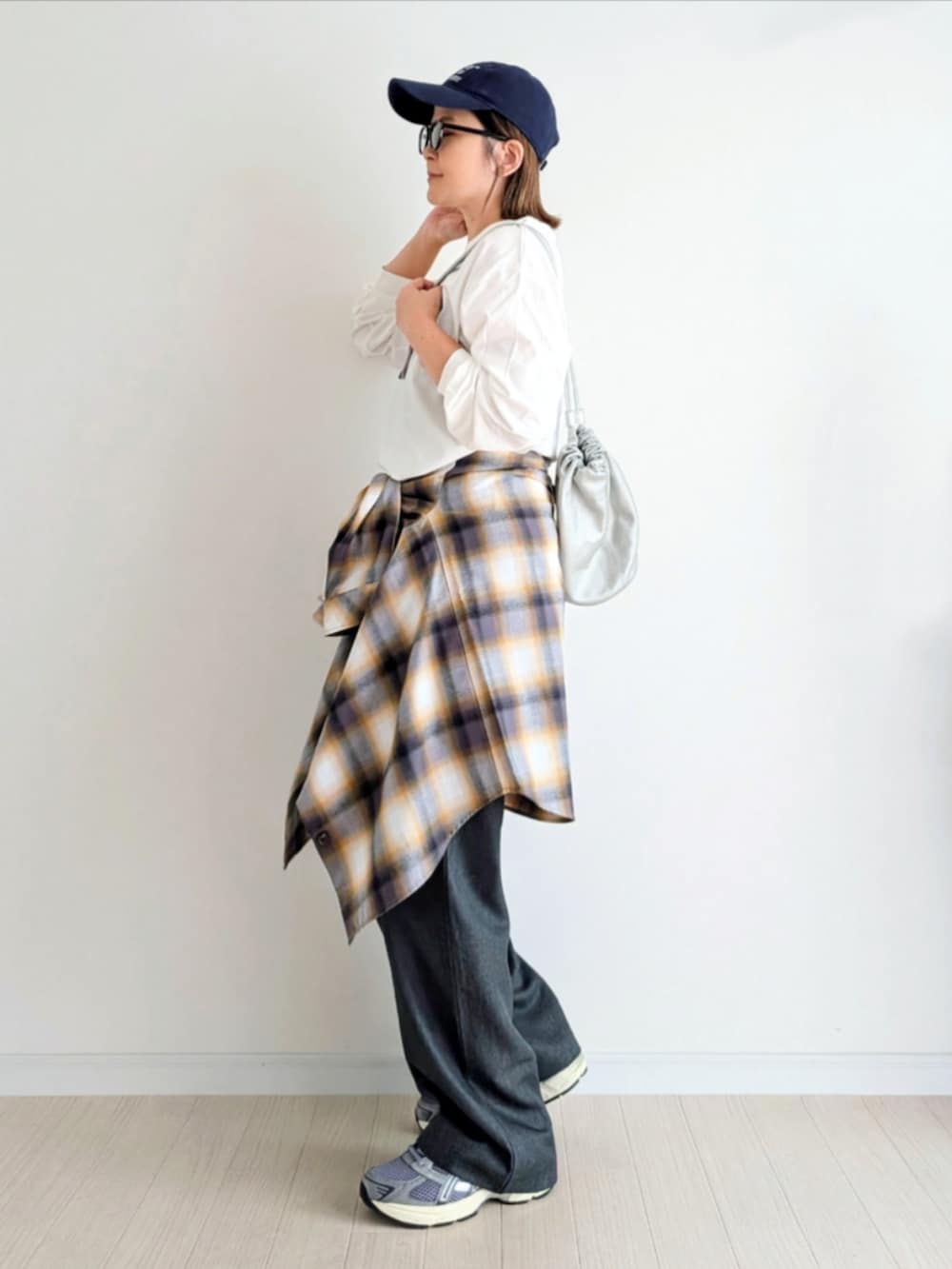 ホワイト系のTシャツ/カットソー、グレー系のスラックス、ホワイト系のシャツ/ブラウスを着用したレディースの秋コーディネートの2枚目の写真