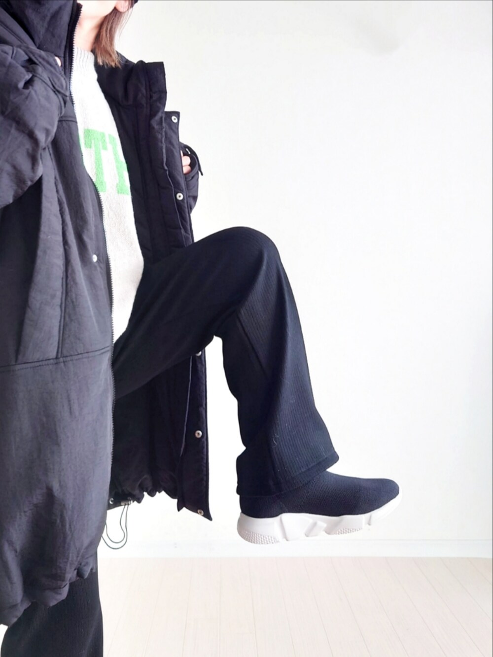 ブラック系のその他アウター、ブラック系のその他パンツ、グレー系のニット/セーターを着用したレディースの冬コーディネートの5枚目の写真