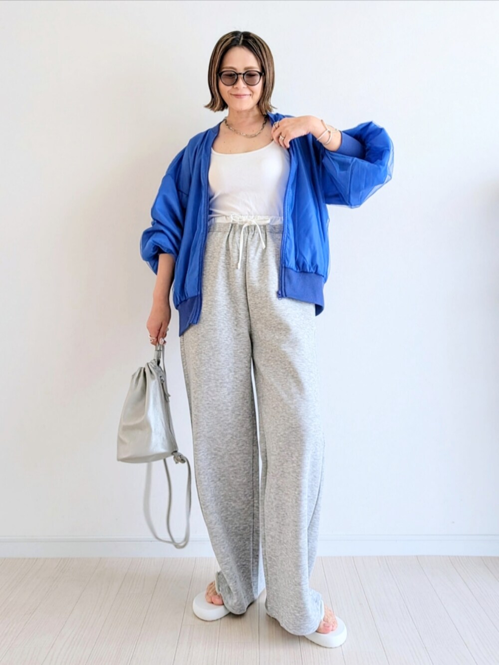 「CORNERS by yui、corners、チュール、シアートップス、ブルゾン、春アウター、ブルー、カラーコーデ、レイヤードスタイル、by legna、スウェットパンツ、スウェット、TIGORA、ビーチサンダル、プチプラ」｜「CORNERS by yuiの【CORNERS by yui】チュールレイヤードブルゾン（ブルゾン、ブルー系）」を使った、𝕪𝕦𝕚さん（骨格ウェーブ・レディース・155cm）の春コーディネートの4枚目の写真