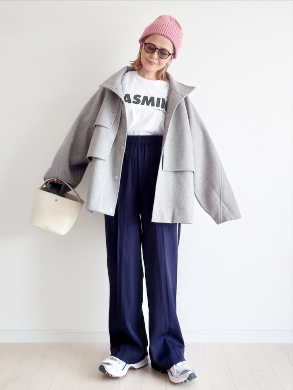 グレー系のその他アウター、ブルー系のその他パンツ、ホワイト系のTシャツ/カットソーを着用したレディースの秋コーディネートの2枚目の写真