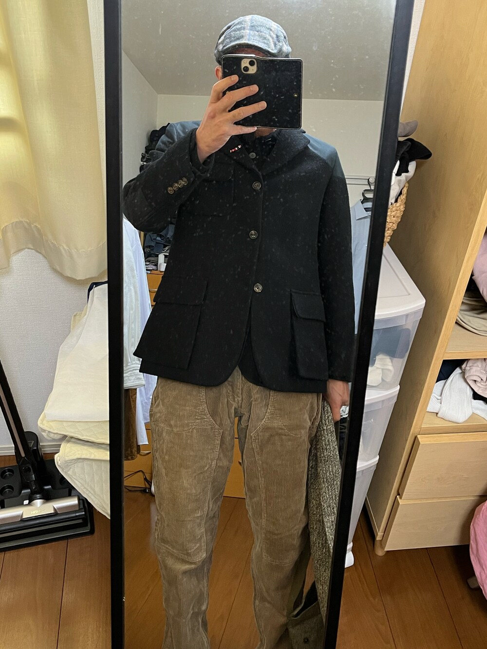 ベージュ系のパンツ、ブラック系のシャツ/ブラウス、ブラック系のテーラードジャケットを着用したメンズの冬コーディネートの2枚目の写真