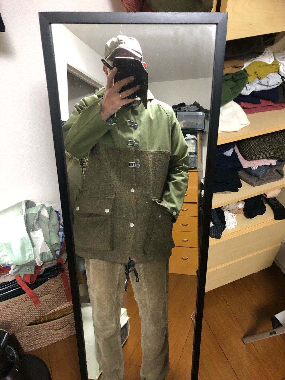 ベージュ系のパンツ、グリーン系のジャケット/アウター、グリーン系のトップスを着用したメンズの秋コーディネートの2枚目の写真