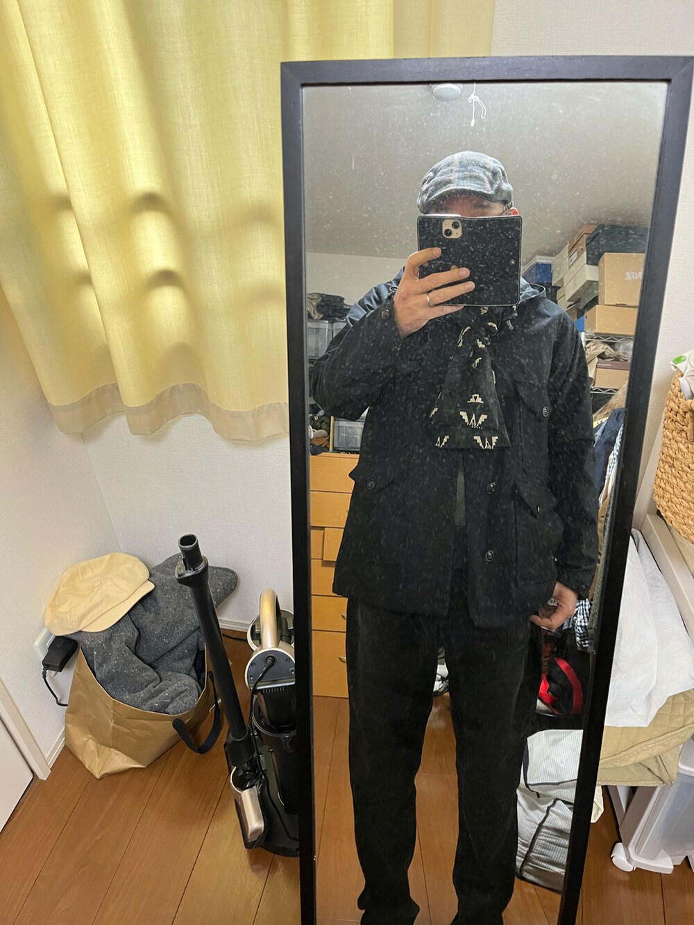 ブラック系のパンツ、ブラック系のTシャツ/カットソー、ブラック系のジャケット/アウターを着用したメンズの冬コーディネートの2枚目の写真