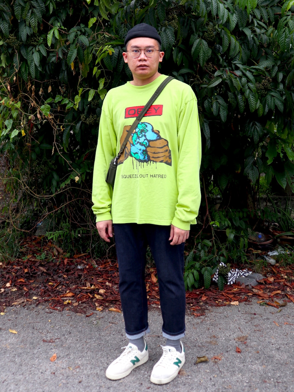 「ootd、street、streetstyle、streetfashion、streetwear、outfit、colorful、summer、green、OBEY」｜「PORTERのフライングエース 2WAYショルダーバッグ（ショルダーバッグ、ブラック系）」を使った、Chan CheeHongさん（メンズ・180cm）の冬コーディネートの2枚目の写真
