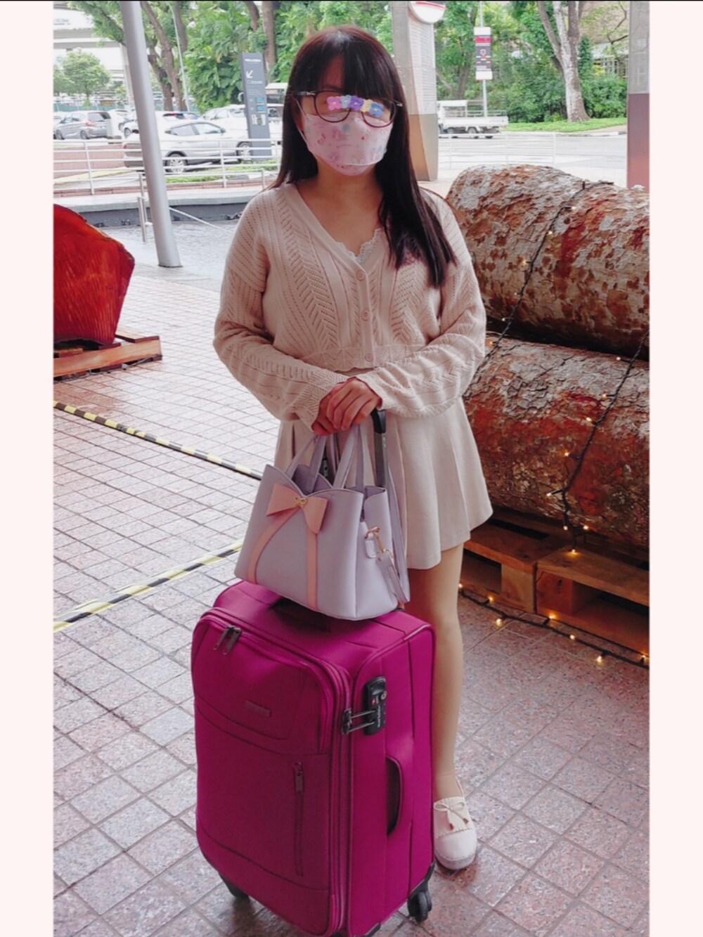 ベージュ系のスカート、ベージュ系のカーディガン/ボレロ、その他のショルダーバッグを着用したレディースの秋コーディネートの2枚目の写真