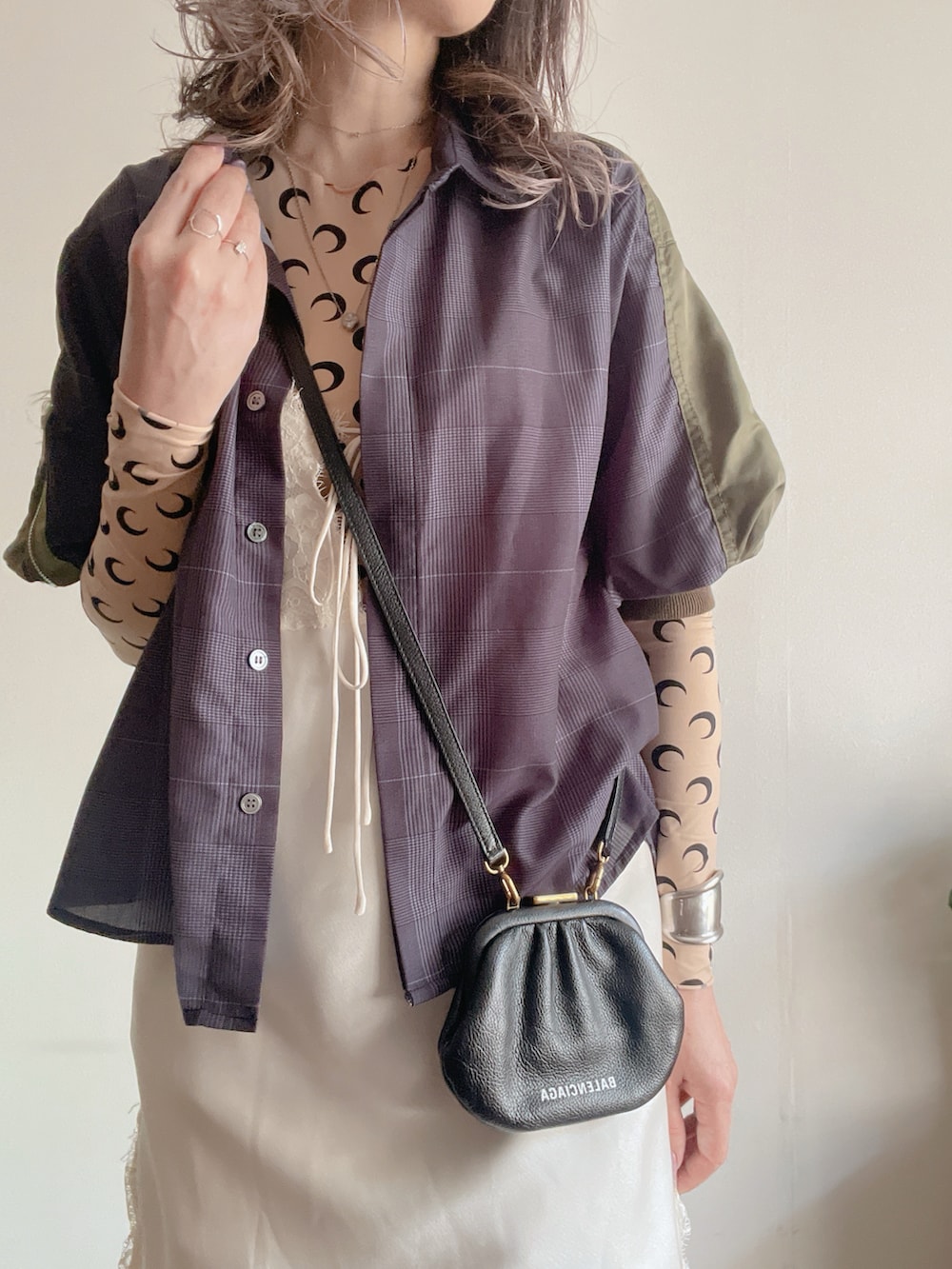 グレー系のシャツ/ブラウス、ベージュ系のTシャツ/カットソー、ホワイト系のワンピースを着用したレディースの春コーディネートの2枚目の写真