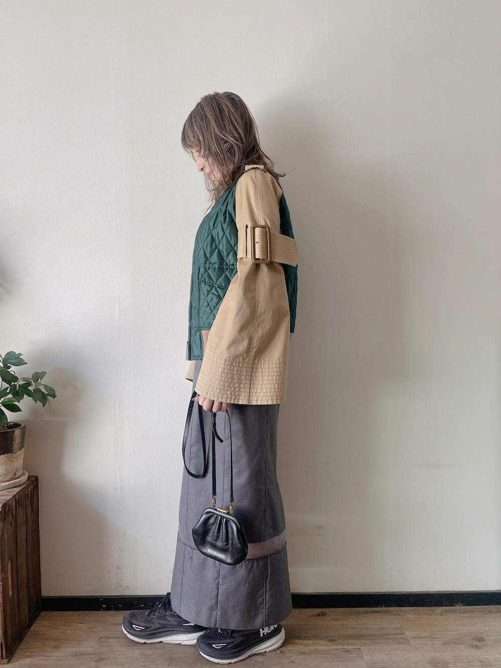 その他のベスト、ブラック系のスカート、ブラック系のスニーカーを着用したレディースの春コーディネートの3枚目の写真