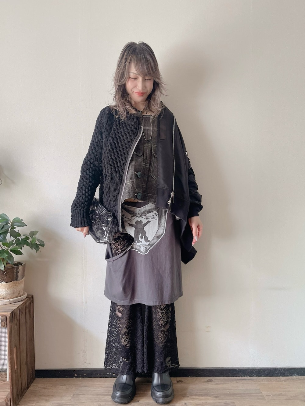 ベージュ系のTシャツ/カットソー、グレー系のその他トップス、ブラック系のMA-1を着用したレディースの春コーディネートの3枚目の写真