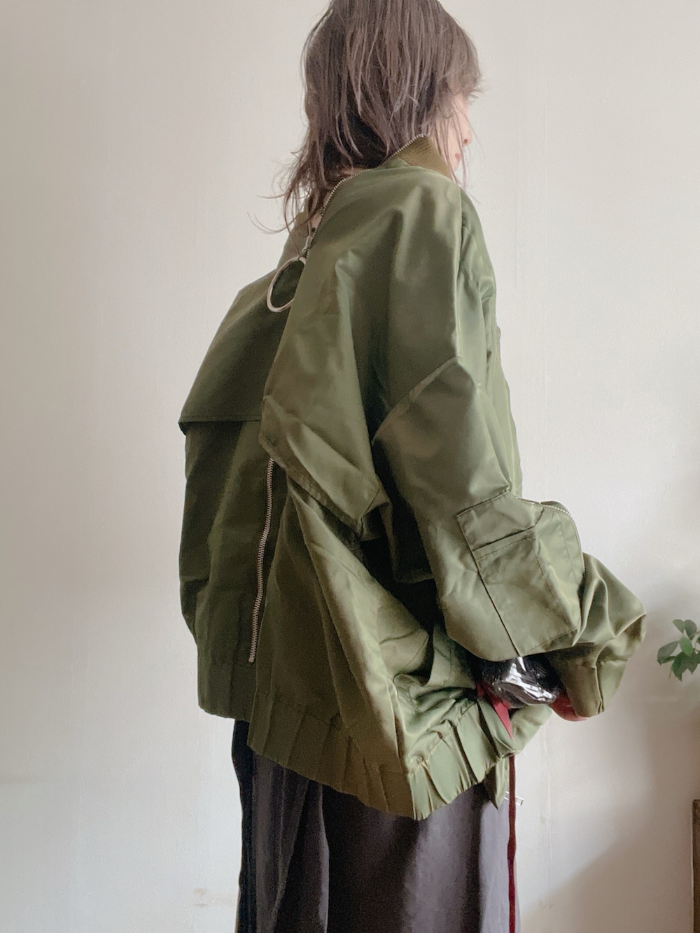 グレー系のその他トップス、グリーン系のMA-1、ベージュ系のTシャツ/カットソーを着用したレディースの春コーディネートの3枚目の写真