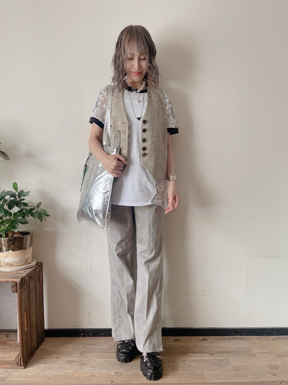 その他のスラックス、グレー系のベスト、ブラック系のサンダルを着用したレディースの夏コーディネートの2枚目の写真