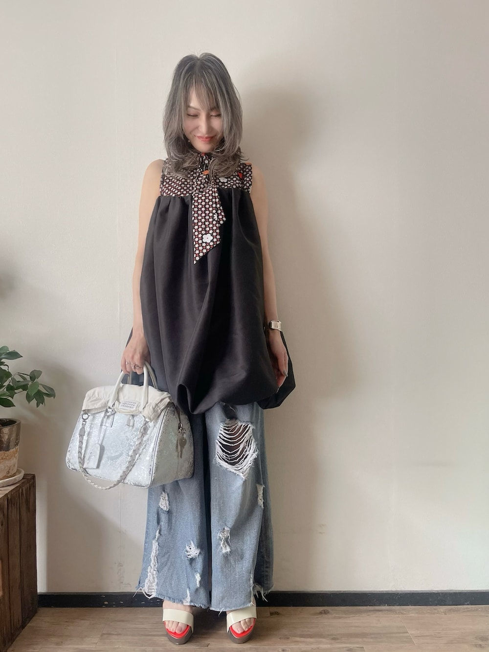 その他のトップス、ブラック系のトップス、ブルー系のデニムパンツを着用したレディースの夏コーディネートの2枚目の写真