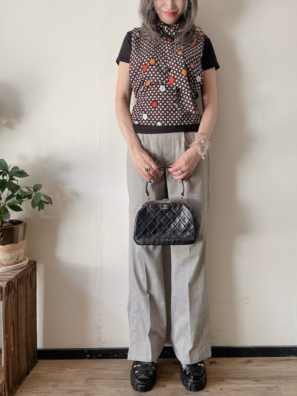 その他のトップス、ブラック系のTシャツ/カットソー、ブラック系のハンドバッグを着用したレディースの夏コーディネートの2枚目の写真
