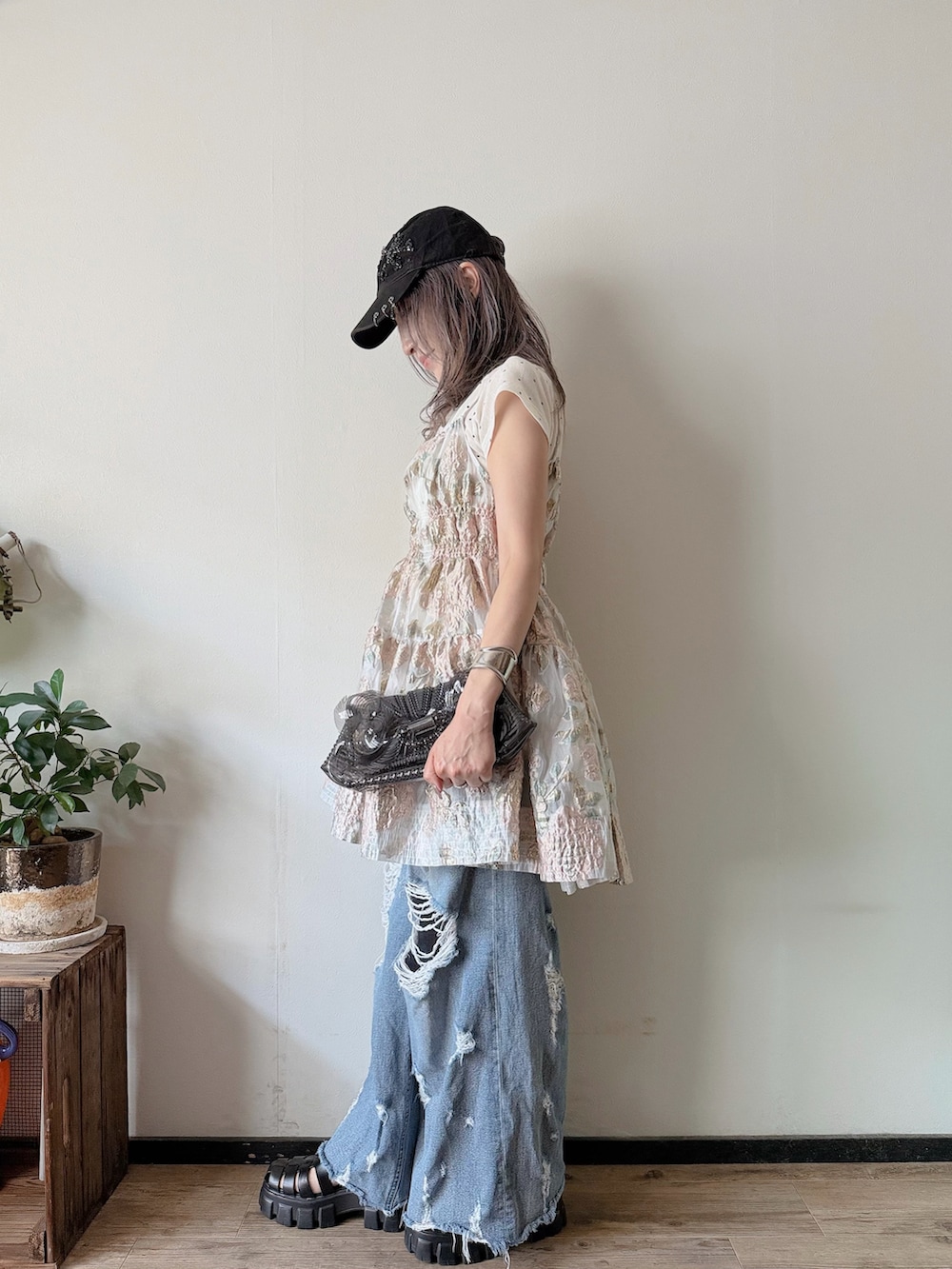 ピンク系のワンピース、ホワイト系のTシャツ/カットソー、ブルー系のデニムパンツを着用したレディースの夏コーディネートの2枚目の写真