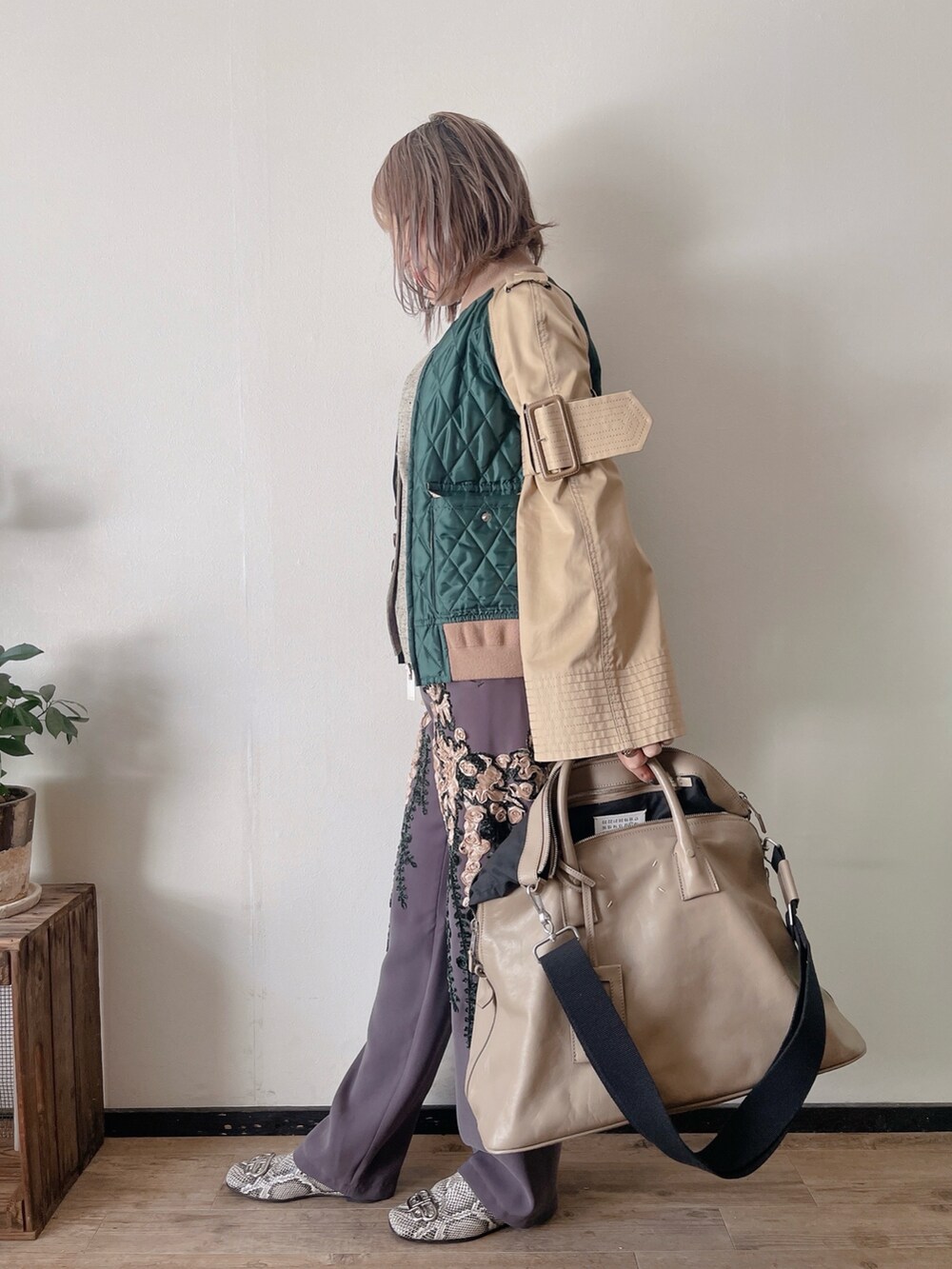 グレー系のベスト、ブラック系のトップス、グリーン系のジャケット/アウターを着用したレディースの春コーディネートの4枚目の写真