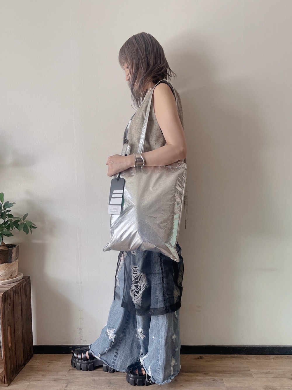 「ベスト、ベストコーデ、ベストスタイル、ロゴタンク、プリント、レイヤードスタイル、ノースリーブ、ダメージデニムパンツ、ダメージデニム、トートバッグ、チュールスカート、スカートパンツ、グルカサンダル、厚底サンダル、パンツスカート」｜「rokhのコットンレーヨンネップベスト （ベスト、グレー系）」を使った、saraさん（レディース・156cm）の夏コーディネートの2枚目の写真