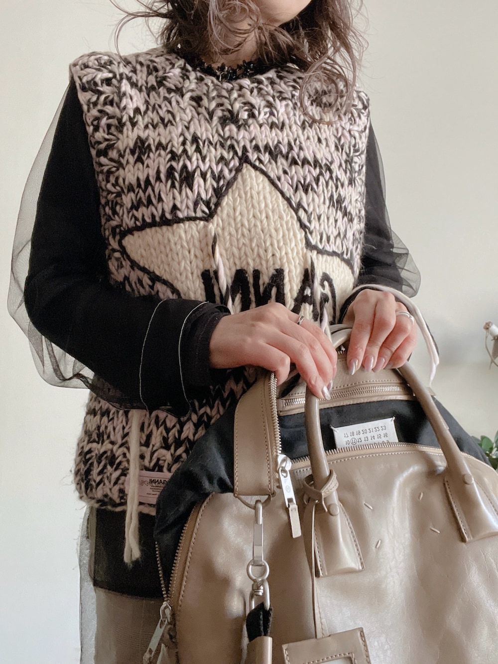 ピンク系のベスト、ブラック系のジャケット/アウター、ブラック系のトップスを着用したレディースの冬コーディネートの2枚目の写真