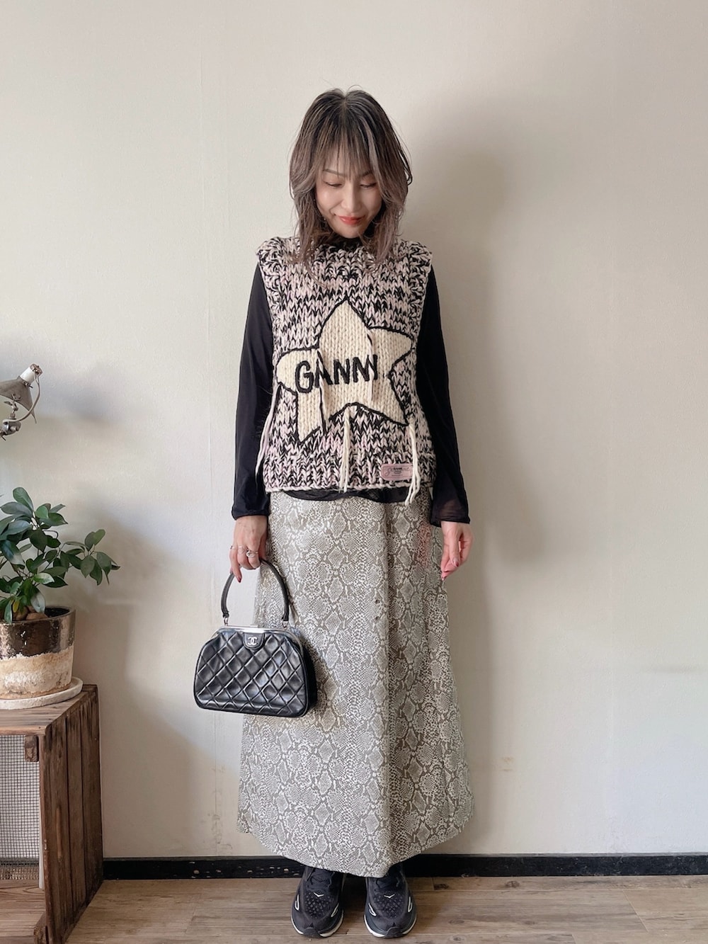 ピンク系のベスト、ブラック系のトップス、ベージュ系のジャケット/アウターを着用したレディースの冬コーディネートの2枚目の写真