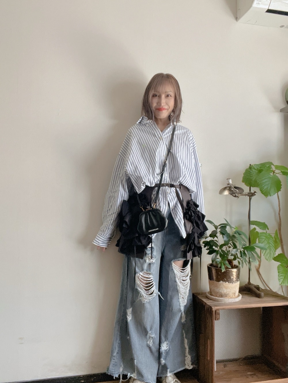ブルー系のデニムパンツ、グリーン系のシャツ/ブラウス、その他のスリッポンを着用したレディースの春コーディネートの4枚目の写真