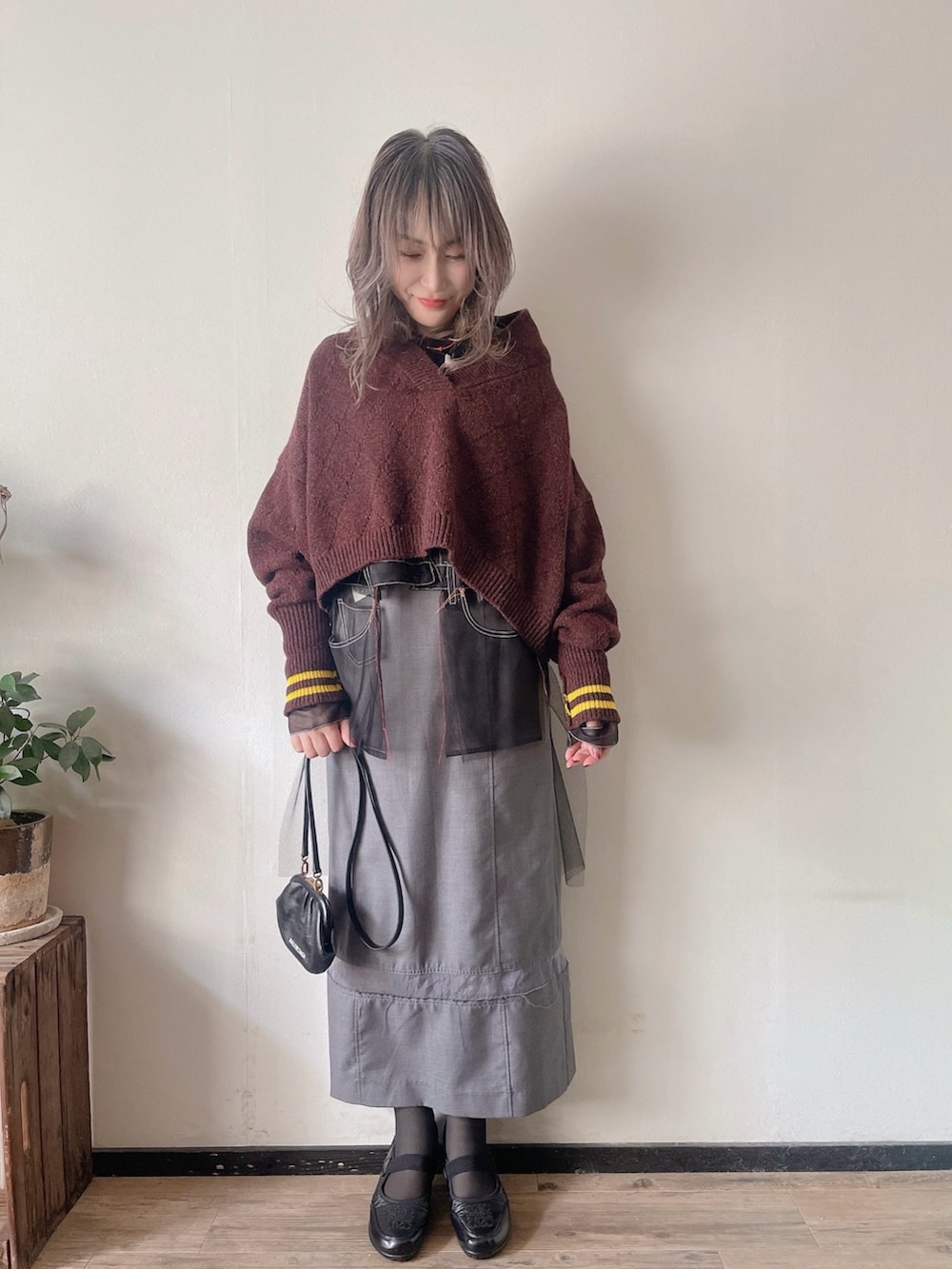 パープル系のニット/セーター、ブラック系のジャケット/アウター、ブラック系のトップスを着用したレディースの冬コーディネートの2枚目の写真