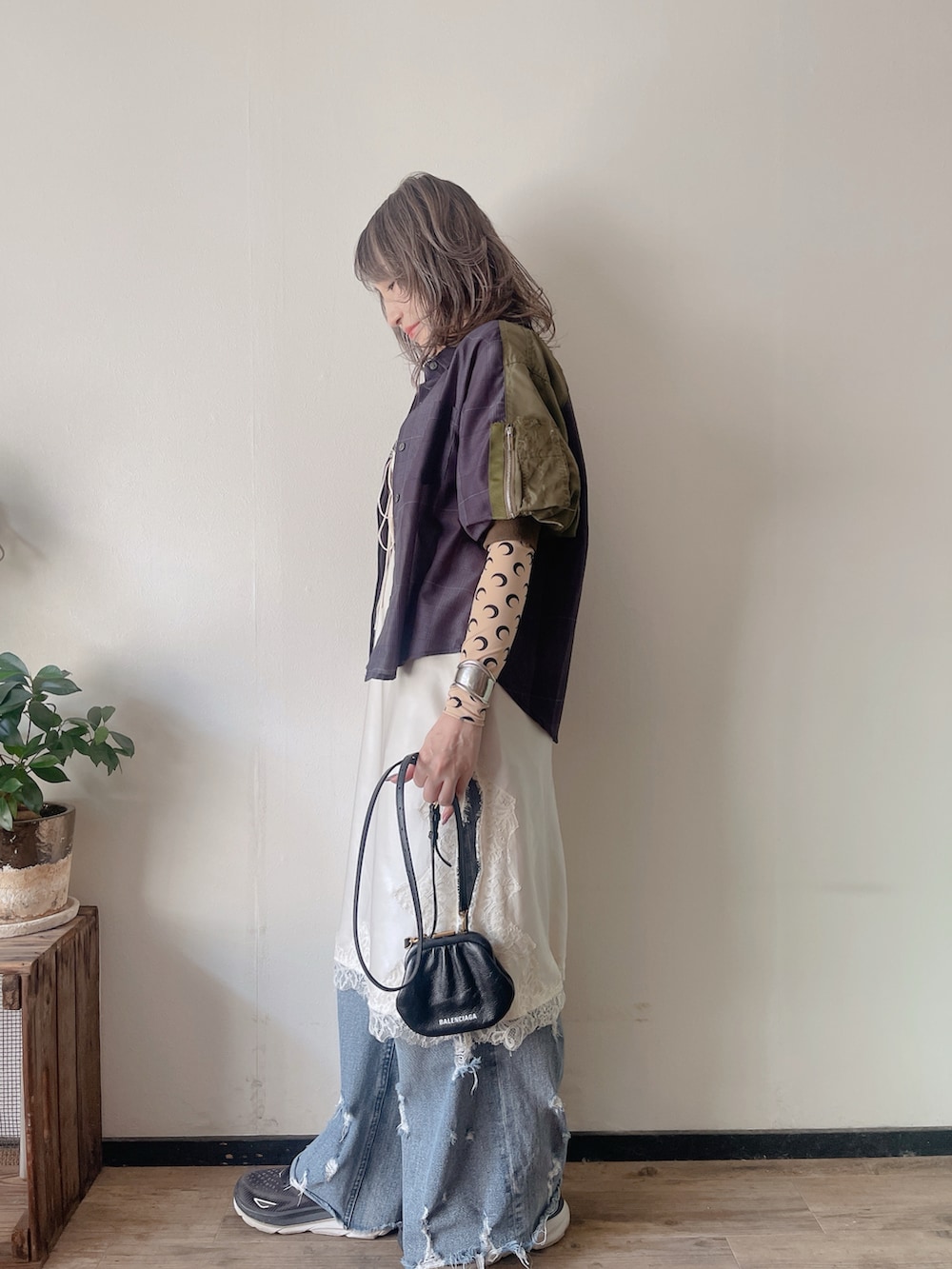 グレー系のシャツ/ブラウス、ベージュ系のTシャツ/カットソー、ホワイト系のワンピースを着用したレディースの春コーディネートの3枚目の写真