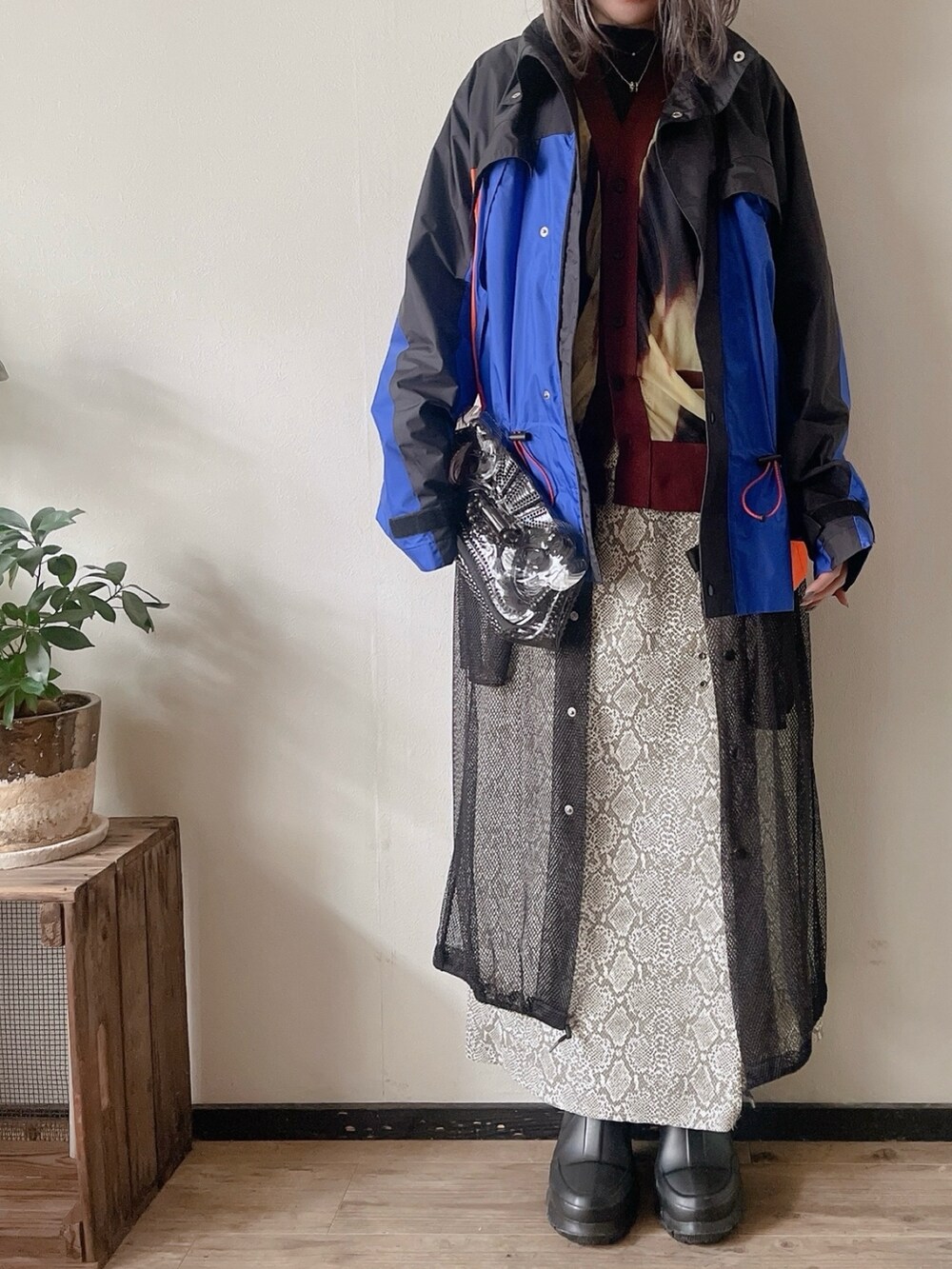 イエロー系のカーディガン/ボレロ、ブルー系のジャケット/アウター、ブラック系のトップスを着用したレディースの冬コーディネートの3枚目の写真