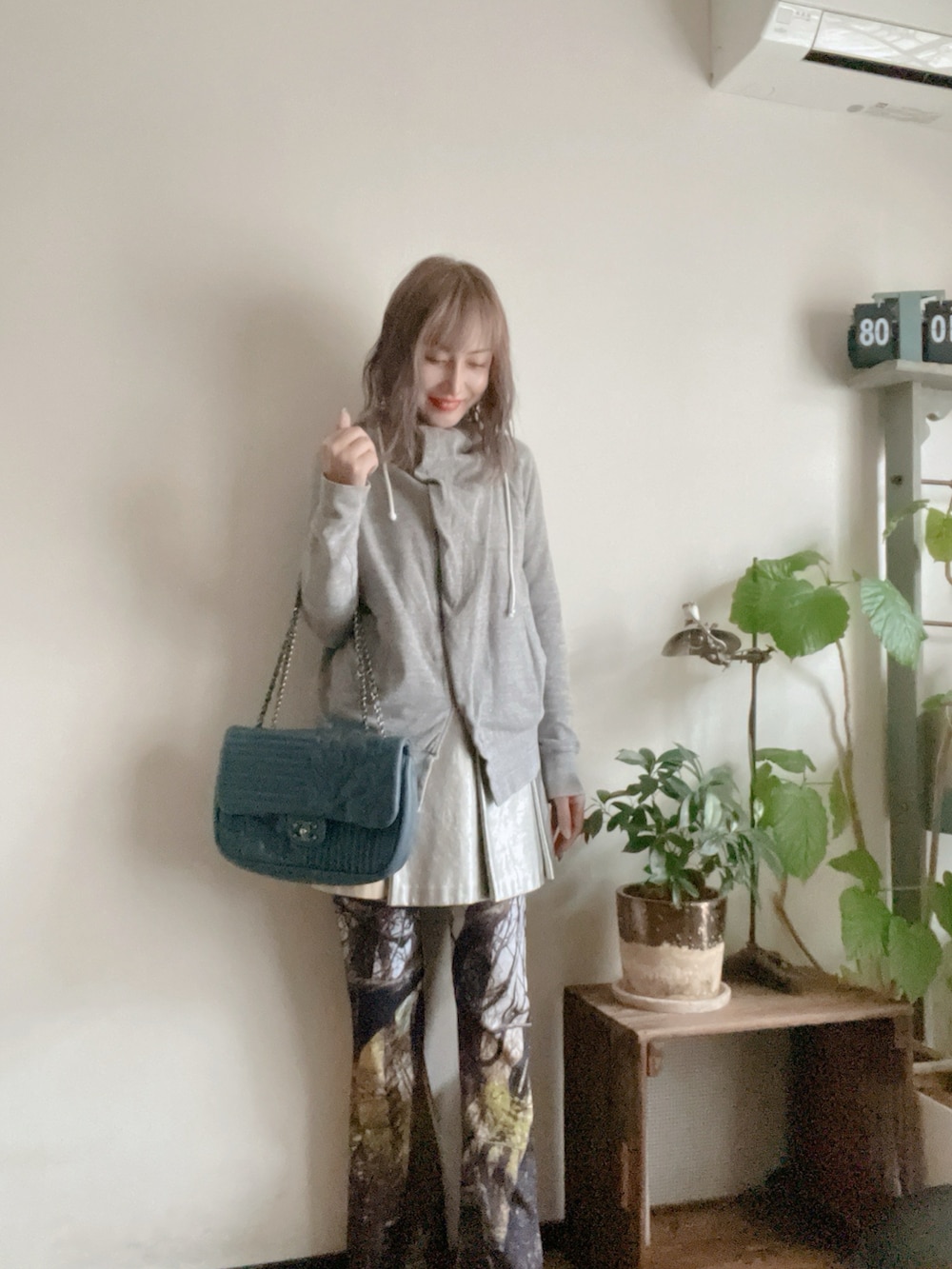 その他のその他パンツ、グレー系のパーカー、その他のスリッポンを着用したレディースの春コーディネートの2枚目の写真