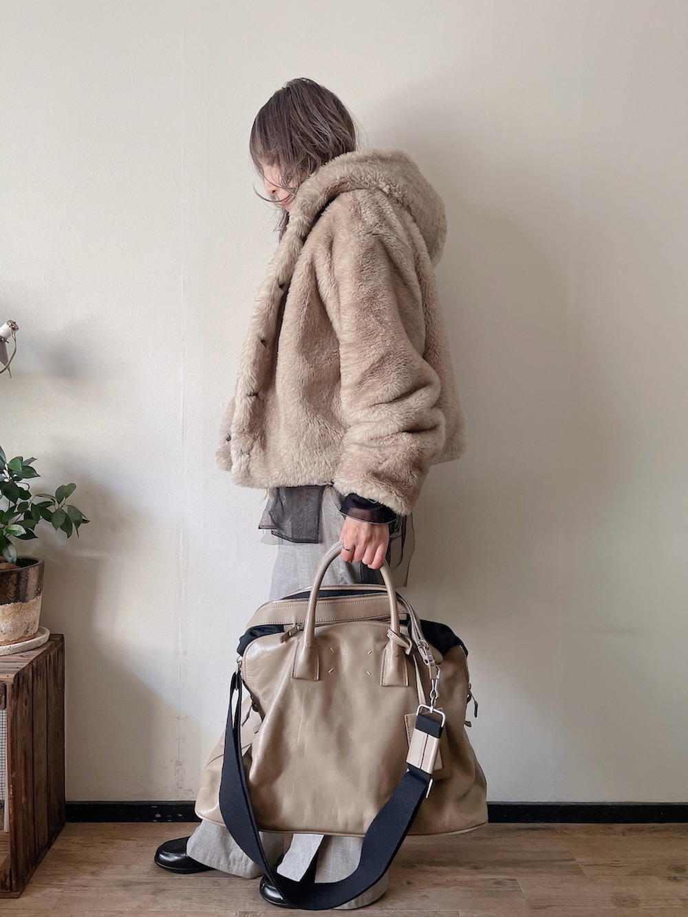 ピンク系のベスト、ブラック系のジャケット/アウター、ブラック系のトップスを着用したレディースの冬コーディネートの3枚目の写真