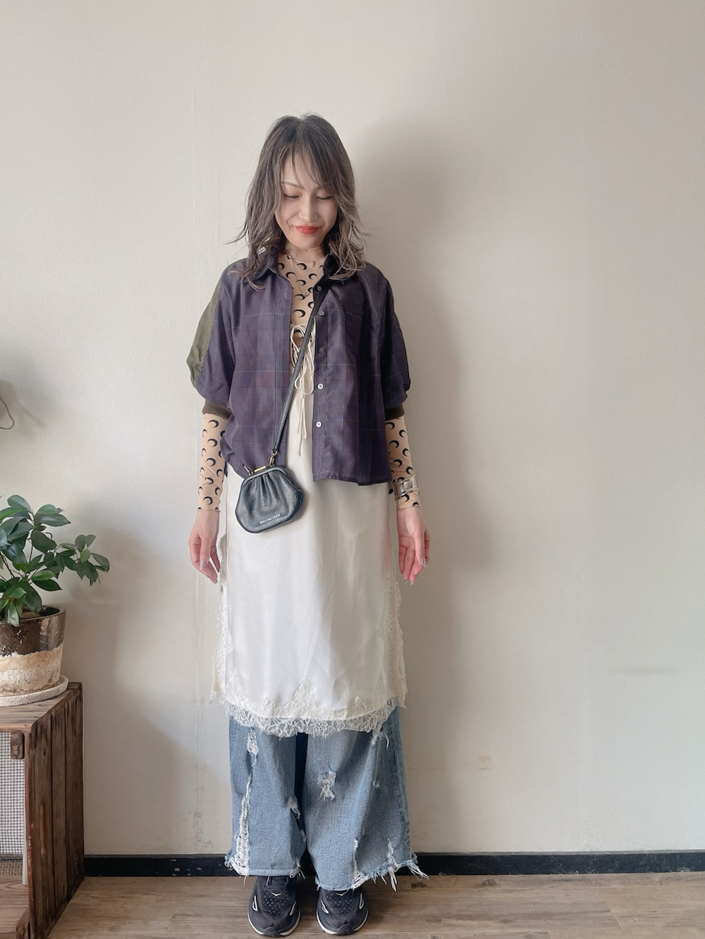 グレー系のシャツ/ブラウス、ベージュ系のTシャツ/カットソー、ホワイト系のワンピースを着用したレディースの春コーディネートの4枚目の写真