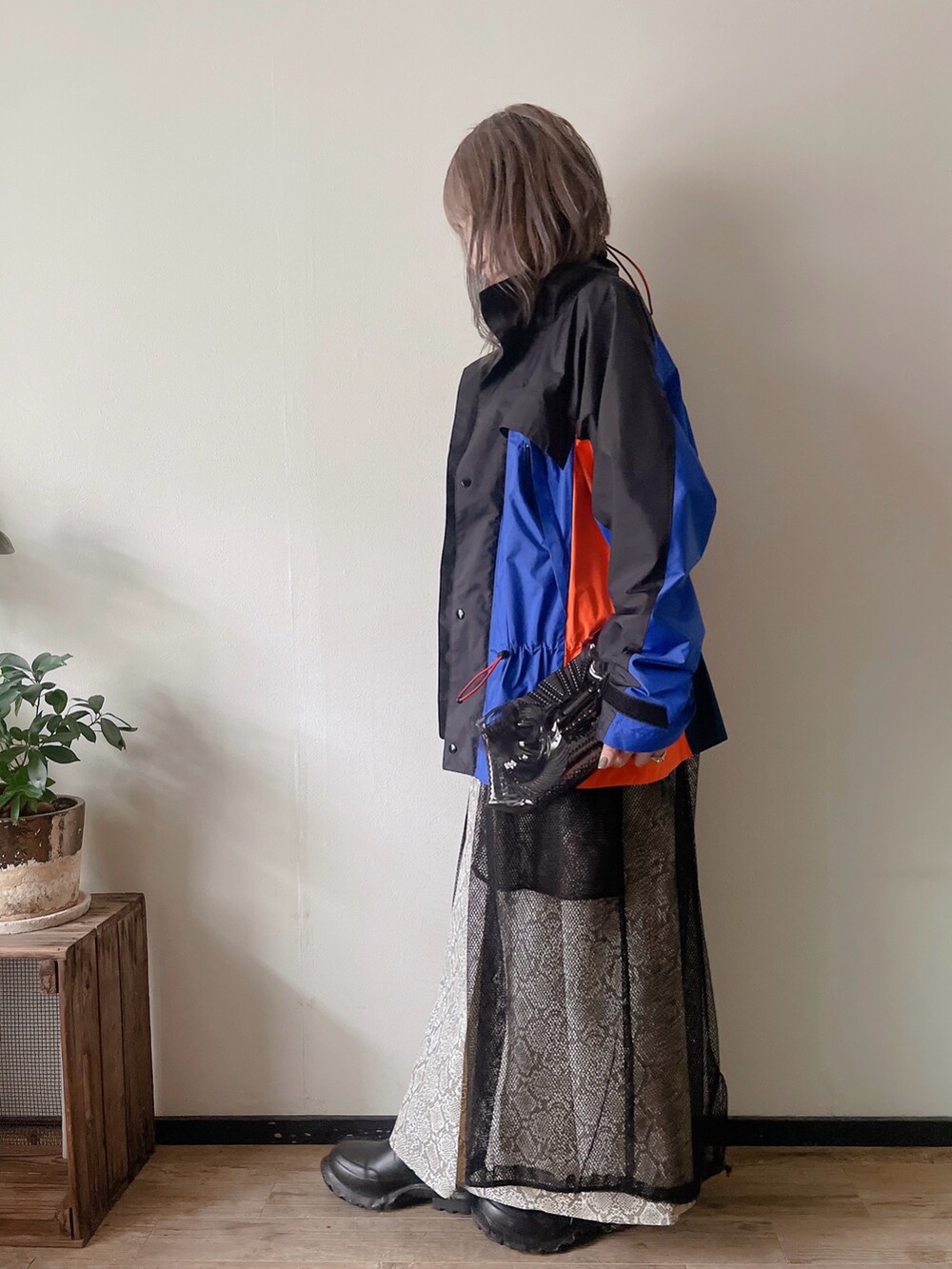 イエロー系のカーディガン/ボレロ、ブルー系のジャケット/アウター、ブラック系のトップスを着用したレディースの冬コーディネートの2枚目の写真