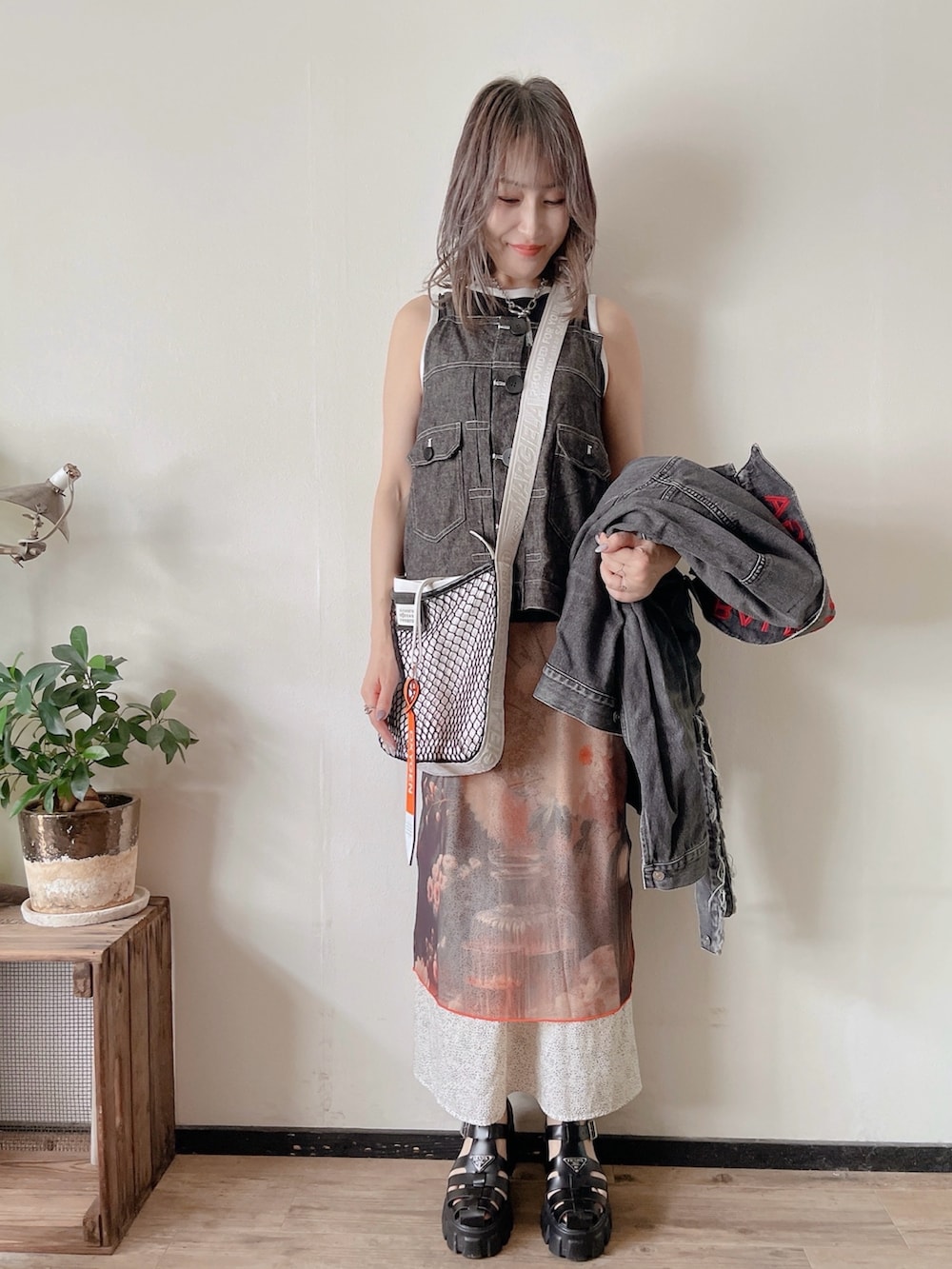 ブラック系のジャケット/アウター、グレー系のその他トップス、その他のスカートを着用したレディースの秋コーディネートの2枚目の写真