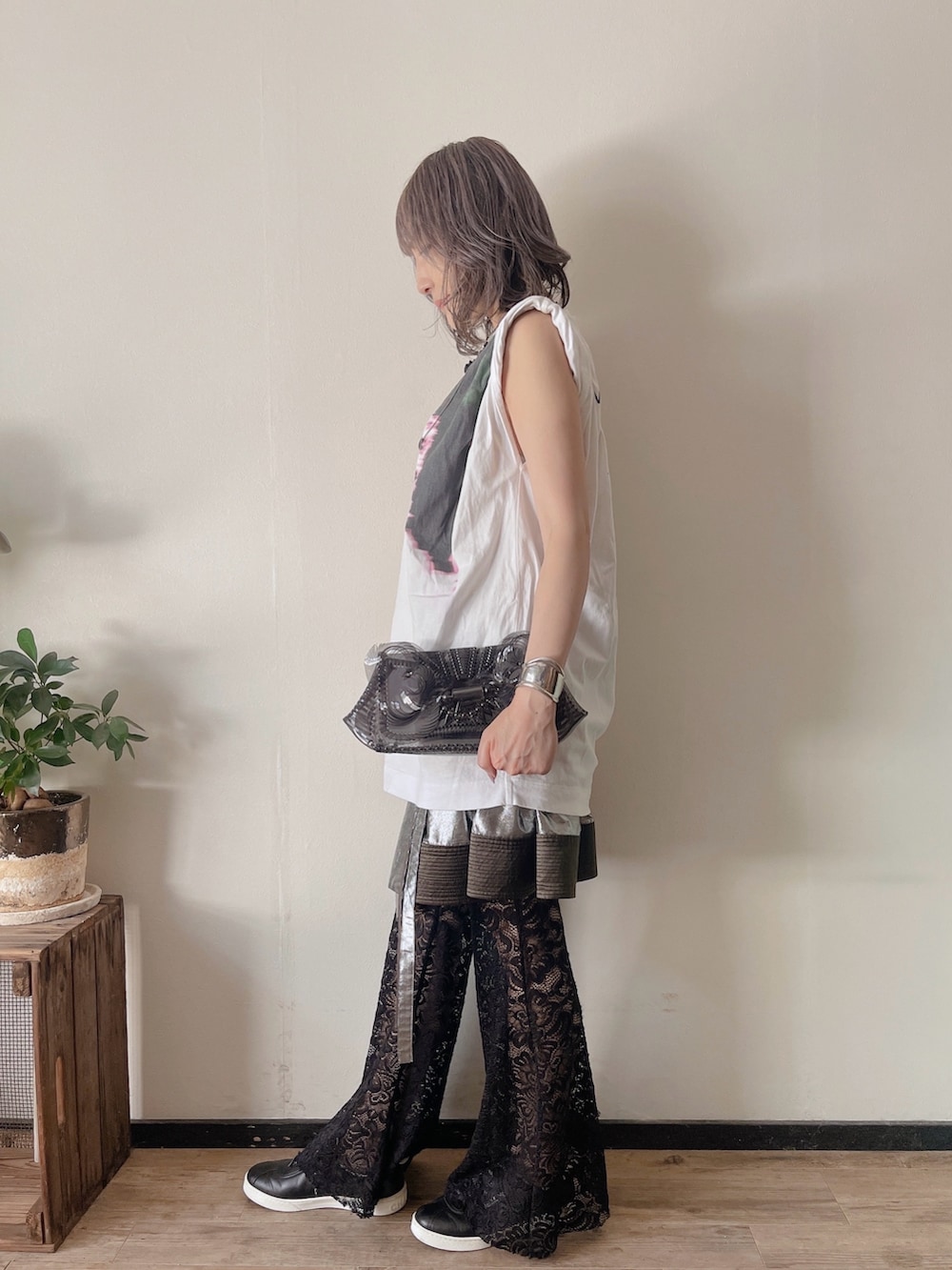 ブラック系のその他パンツ、ホワイト系のTシャツ/カットソー、ブラック系のクラッチバッグを着用したレディースの夏コーディネートの2枚目の写真