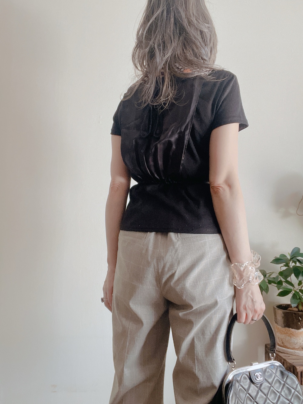 その他のトップス、ブラック系のTシャツ/カットソー、ブラック系のハンドバッグを着用したレディースの夏コーディネートの4枚目の写真