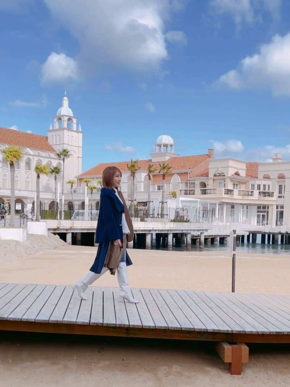 ホワイト系のシャツ/ブラウス、ブルー系のジャケット/アウター、ブルー系のスカートを着用したレディースの秋コーディネートの3枚目の写真