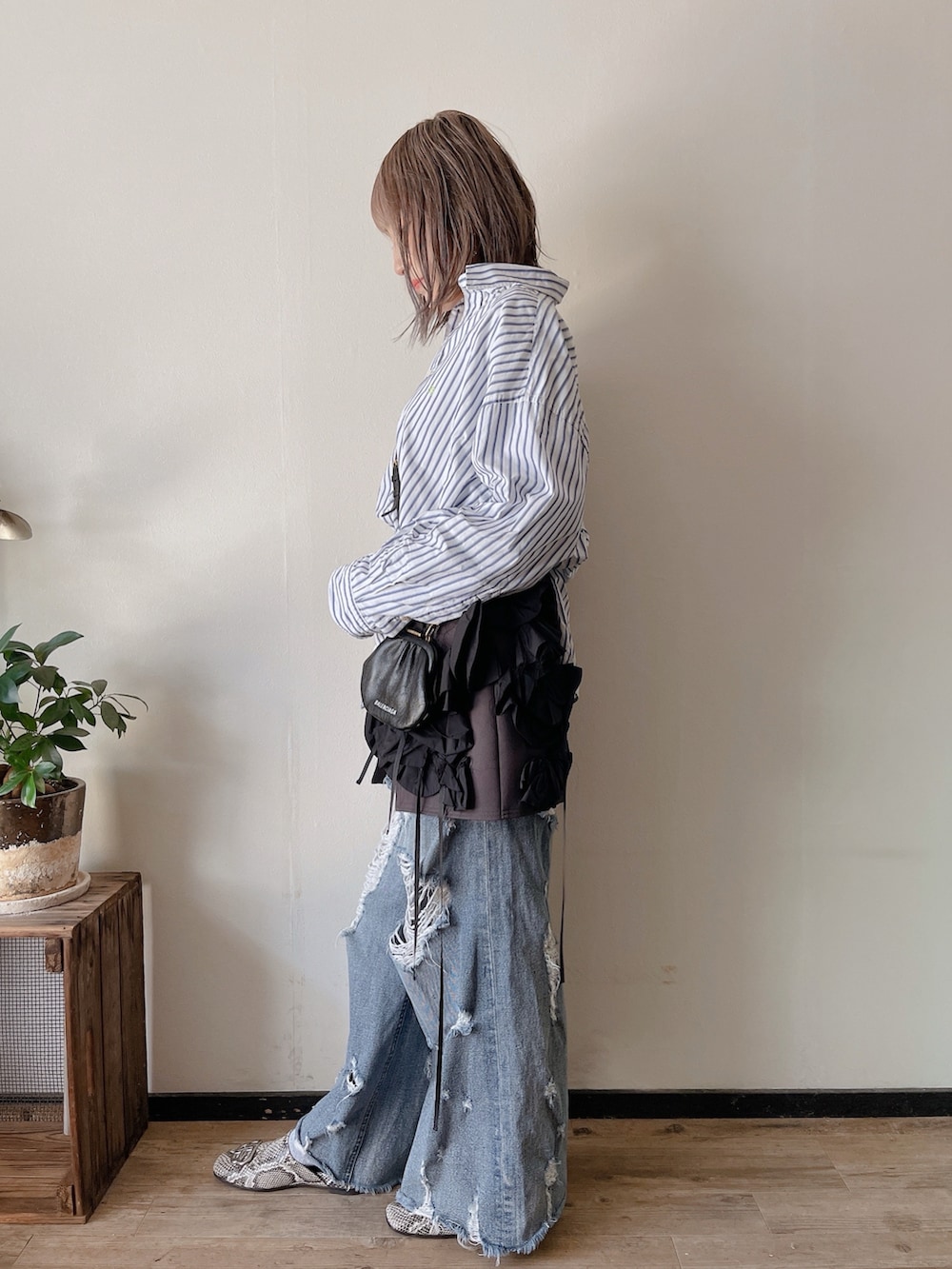 ブルー系のデニムパンツ、グリーン系のシャツ/ブラウス、その他のスリッポンを着用したレディースの春コーディネートの3枚目の写真