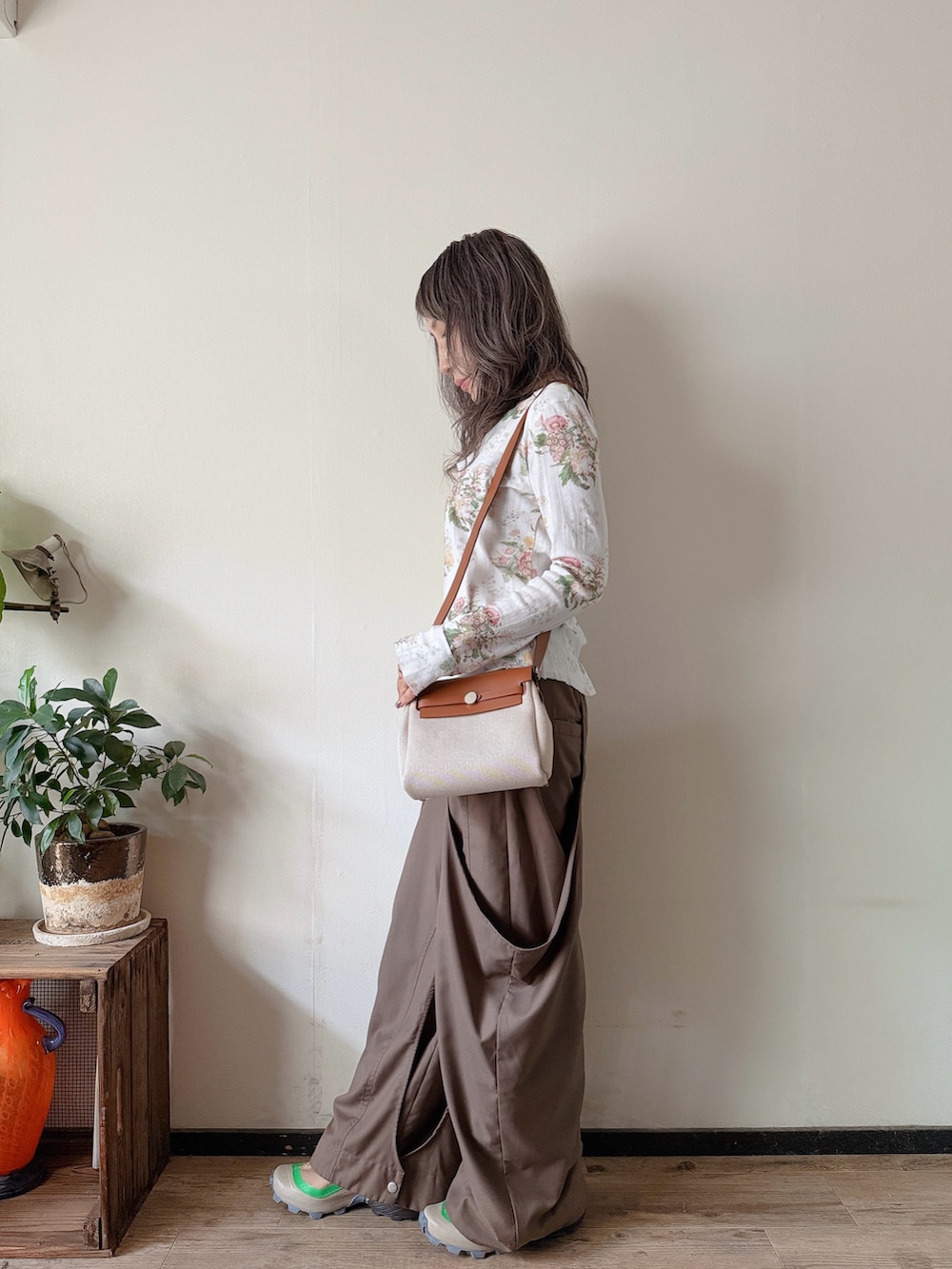 その他のTシャツ/カットソー、ブラウン系のその他パンツ、グリーン系のシューズを着用したレディースの秋コーディネートの3枚目の写真