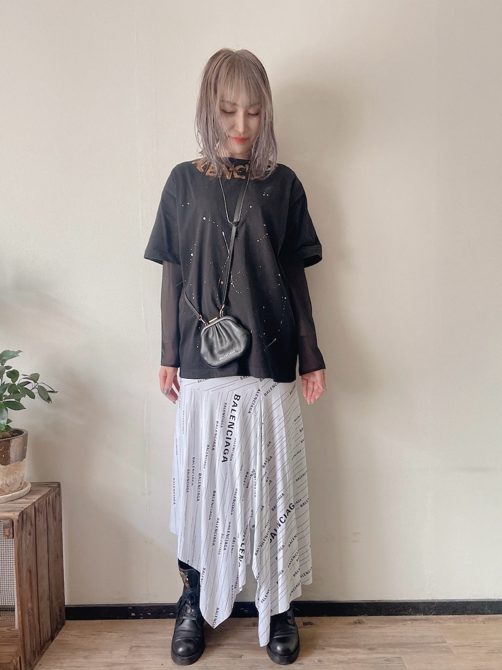 「Tシャツ、プリントT、シアートップス、シースルー、シースルートップス、ペイント、ペイント柄、アシンメトリー、アシンメトリースカート、ロゴスカート、編み上げブーツ、編み上げ、ブーツ、ミニバッグ、春」｜「BALENCIAGAのサイズ/38（スカート、ホワイト系）」を使った、saraさん（レディース・156cm）の春コーディネートの2枚目の写真