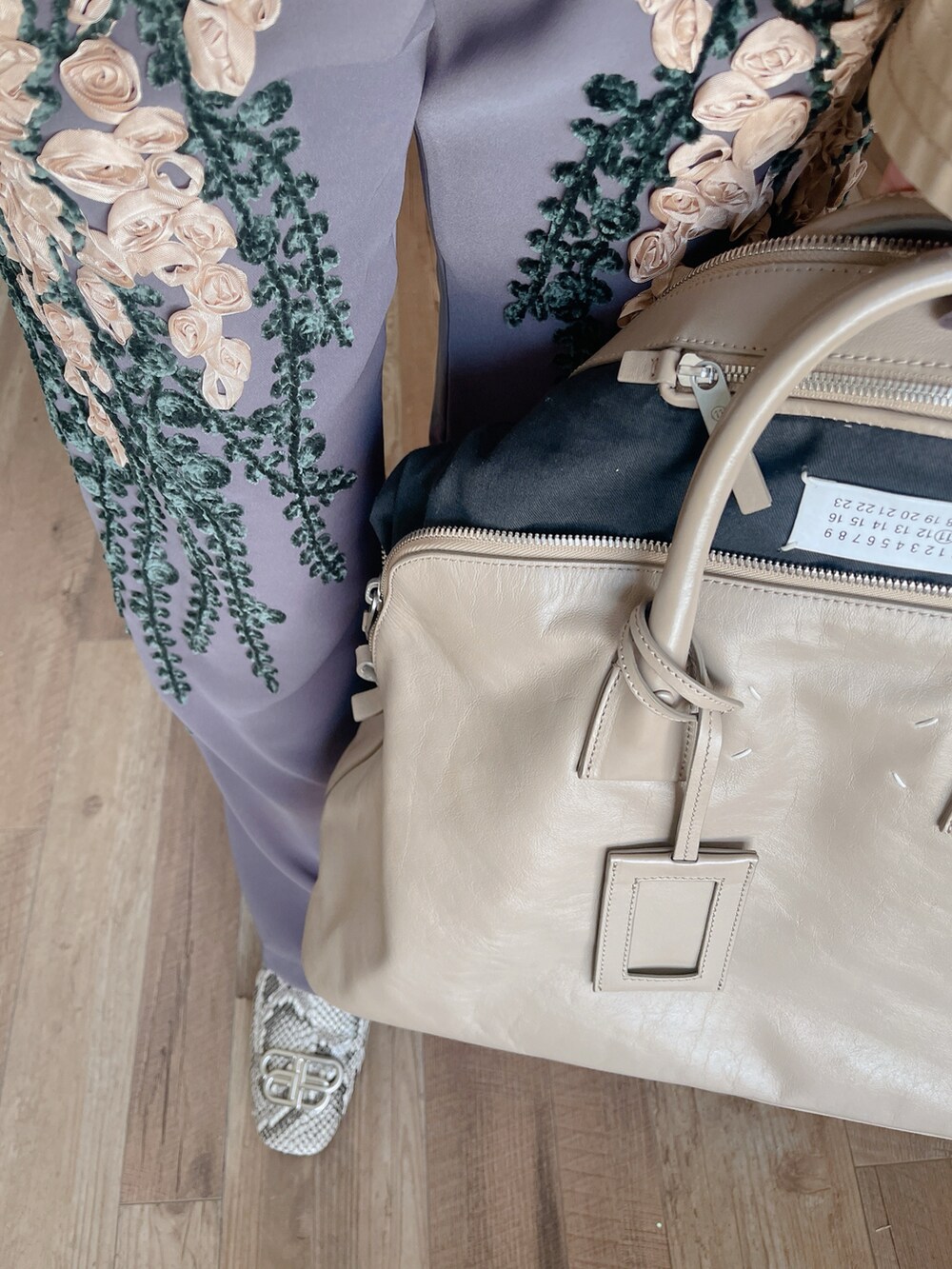 グレー系のベスト、ブラック系のトップス、グリーン系のジャケット/アウターを着用したレディースの春コーディネートの3枚目の写真