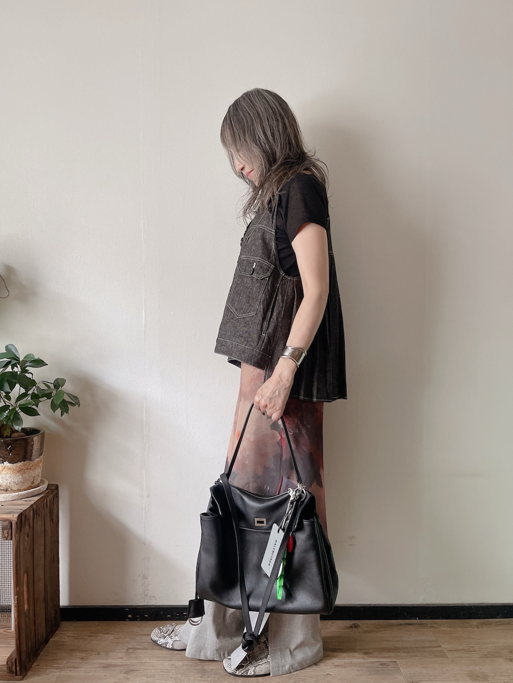 グレー系のその他トップス、ブラック系のTシャツ/カットソー、その他のスカートを着用したレディースの夏コーディネートの2枚目の写真
