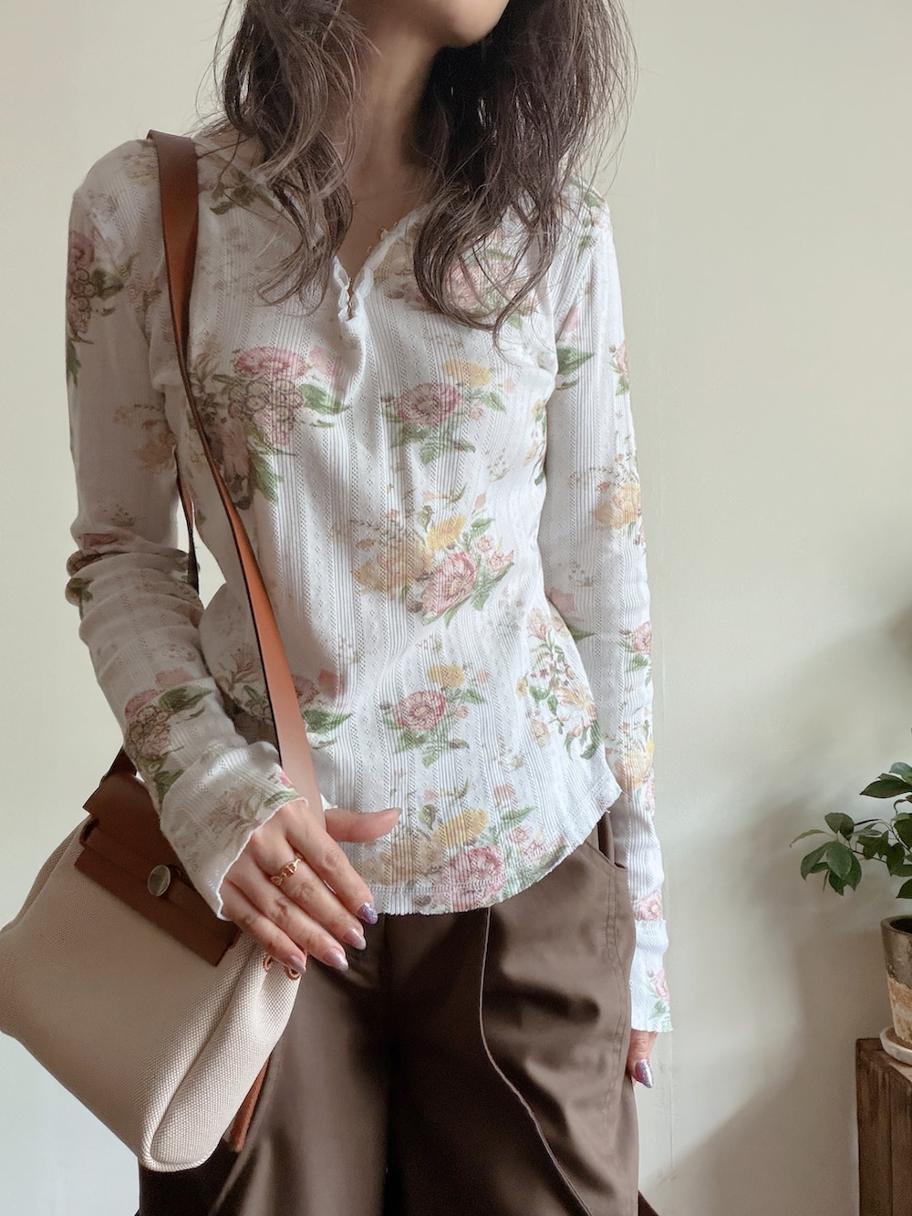 その他のTシャツ/カットソー、ブラウン系のその他パンツ、グリーン系のシューズを着用したレディースの秋コーディネートの2枚目の写真