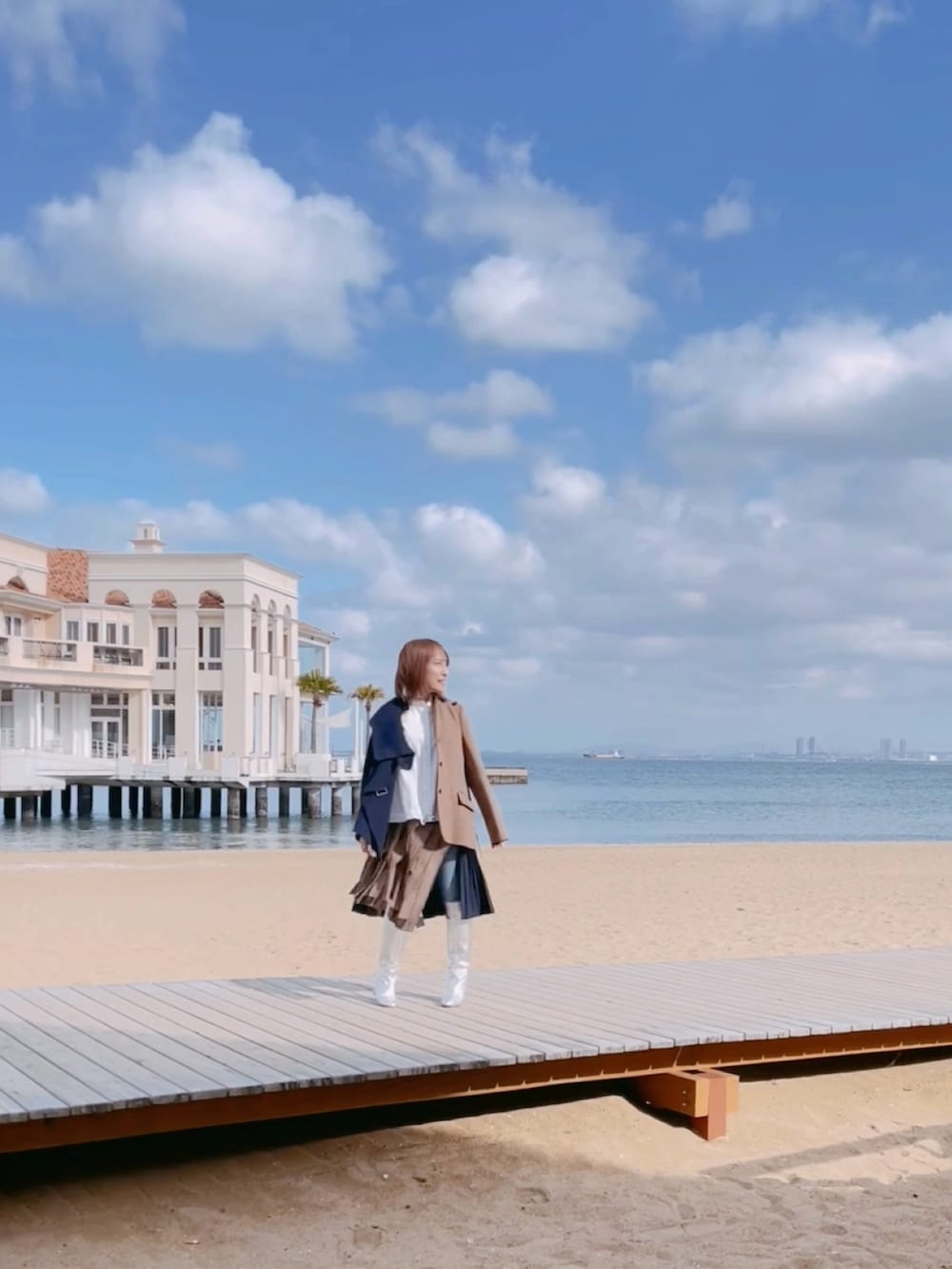 ホワイト系のシャツ/ブラウス、ブルー系のジャケット/アウター、ブルー系のスカートを着用したレディースの秋コーディネートの2枚目の写真