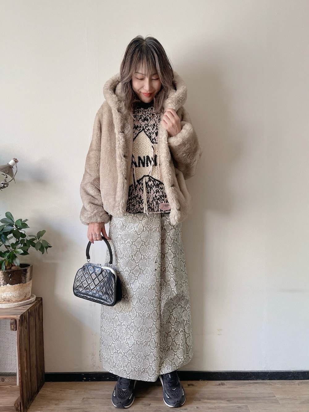 ピンク系のベスト、ブラック系のトップス、ベージュ系のジャケット/アウターを着用したレディースの冬コーディネートの3枚目の写真