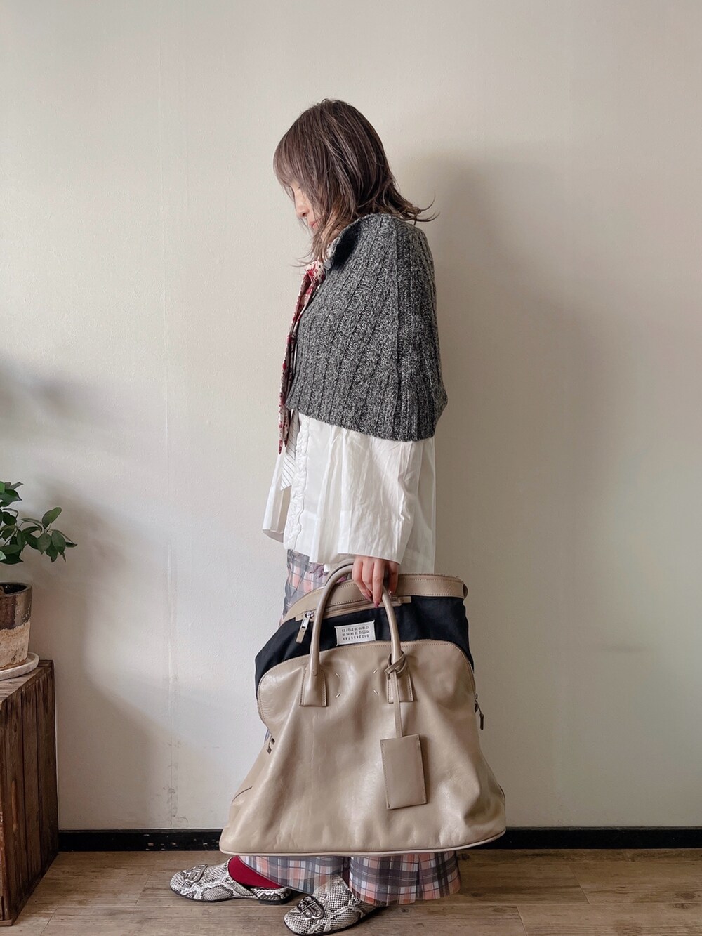 レッド系のネクタイ、グレー系のニット/セーター、ホワイト系のシャツ/ブラウスを着用したレディースの秋コーディネートの3枚目の写真