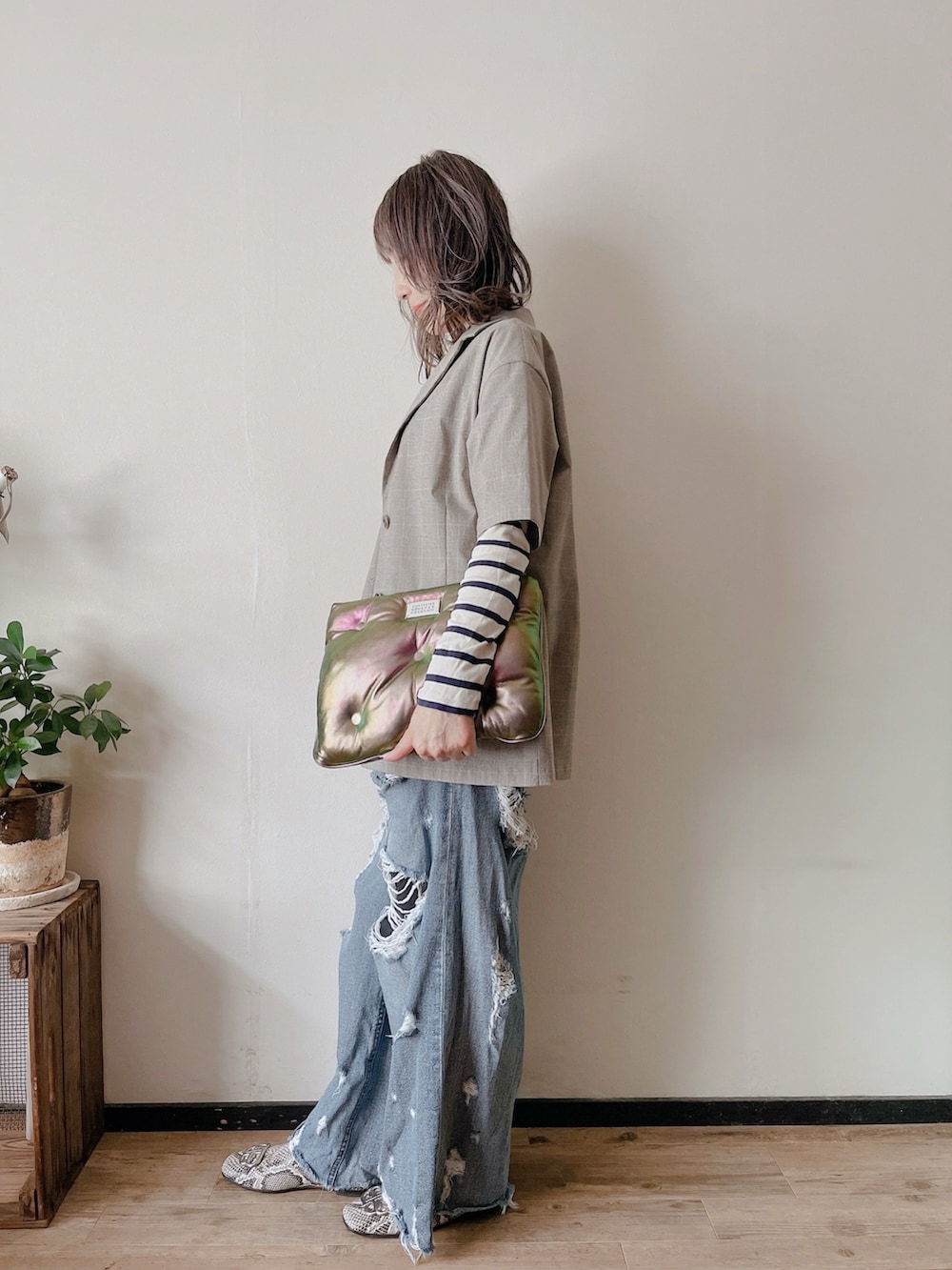 ベージュ系のテーラードジャケット、ブルー系のデニムパンツ、その他のTシャツ/カットソーを着用したレディースの秋コーディネートの2枚目の写真