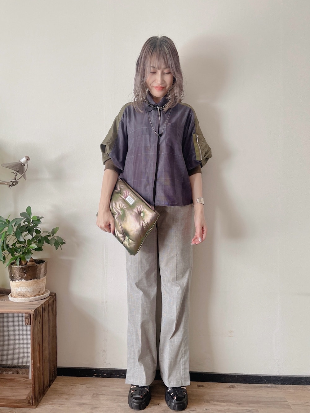 その他のスラックス、グレー系のシャツ/ブラウス、ブラック系のサンダルを着用したレディースの秋コーディネートの2枚目の写真