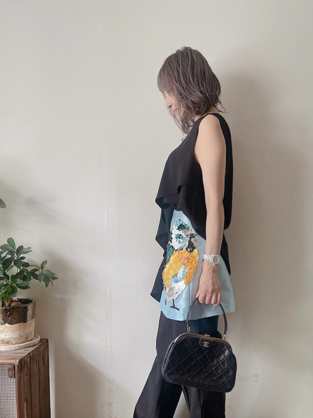 ブルー系のスカート、ブラック系のシャツ/ブラウス、ブラック系のスラックスを着用したレディースの夏コーディネートの2枚目の写真