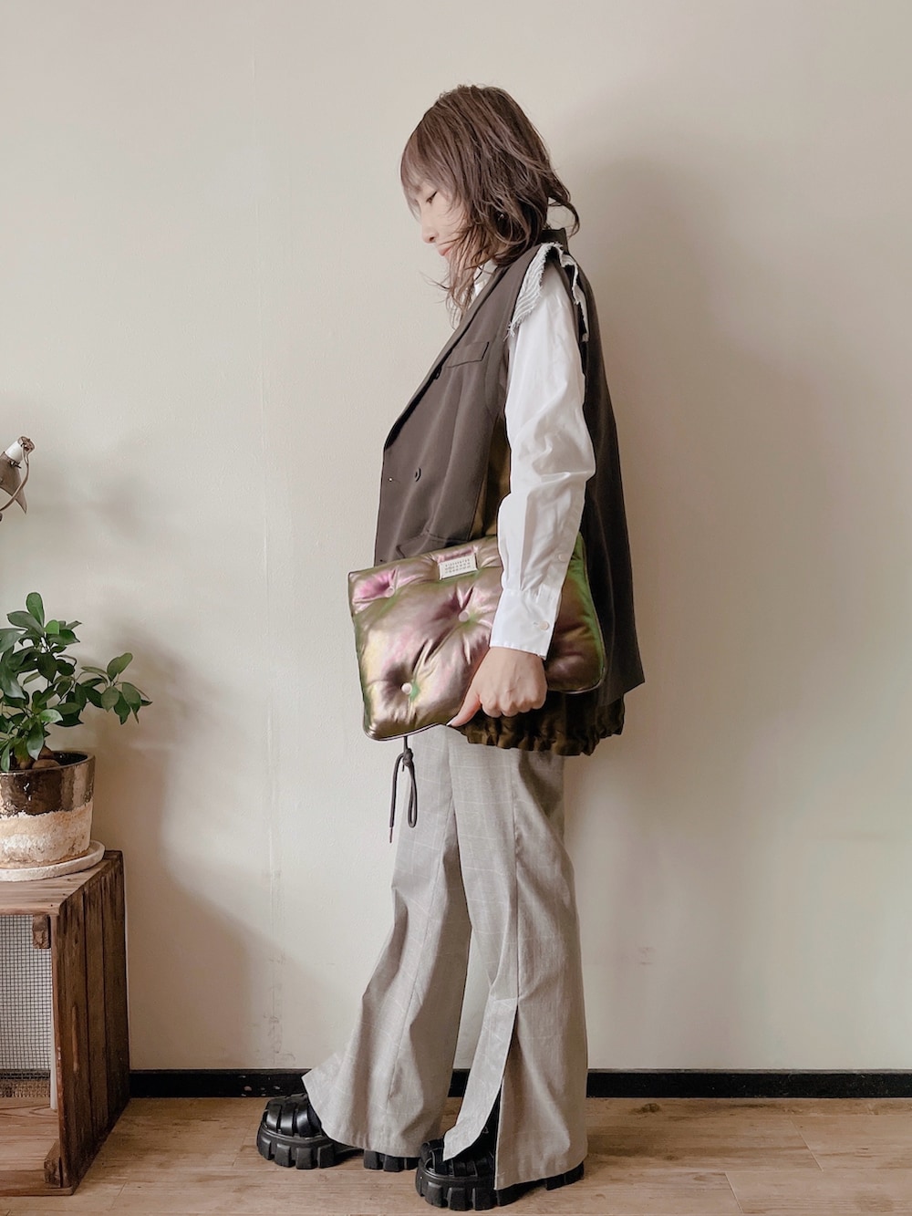 その他のスラックス、ホワイト系のシャツ/ブラウス、グリーン系のジャケット/アウターを着用したレディースの秋コーディネートの3枚目の写真