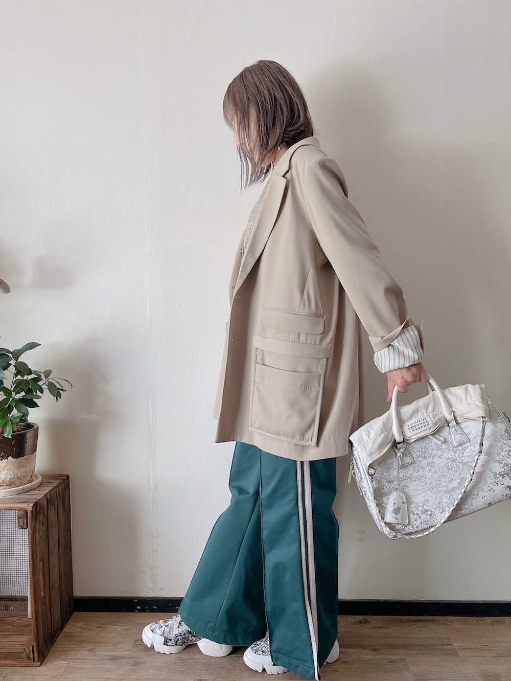 ベージュ系のテーラードジャケット、グレー系のベスト、その他のTシャツ/カットソーを着用したレディースの春コーディネートの2枚目の写真